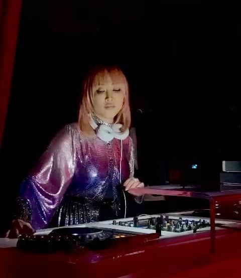 のインスタグラム：「C’était vraiment TOP de mixer pour la soirée de @pacorabanne x @zalando Flow capsule launch party!🥳💖💜 J’ai adoré  mon total look de @pacorabanne 😍 Et l’endroit @sinnerparis était super aussi✨ Merci beaucoup de m’inviter à cette soirée spéciale, j’ai trop kiffé! 💖  @pacorabanne と @zalando のローンチパーティーでDJをさせて頂きました！🥰💖場所も招待のゲストのみなさんも、全てが本当にパリ⭐️x5な夜でした✨楽しすぎて久々に家に帰っても興奮して寝れなかったw😂 @pacorabanne のドレスも可愛すぎたのでまたお洋服ポストします😍」
