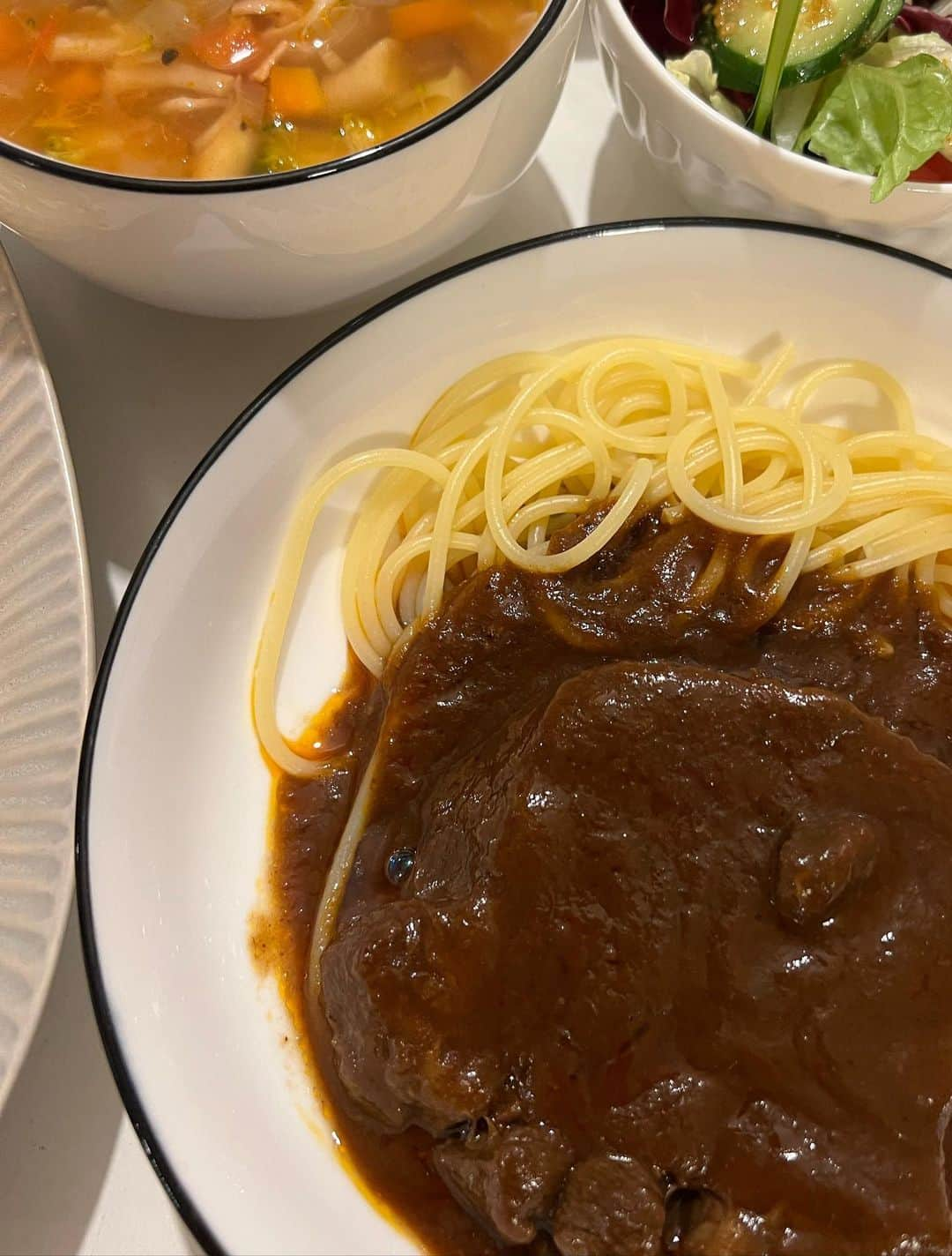 甘糟記子さんのインスタグラム写真 - (甘糟記子Instagram)「新大久保で食べすぎてお腹パンパンだったけど、 夕飯は先日仕込んだタンシチューだったので楽チン(๑>◡<๑)  一緒にライスかパスタか？となると、パスタが好きな我が家(o^^o)  あとコストコで塩水雲丹買ってたので、雲丹パスタも(≧∀≦) 雲丹好きじゃないんだけど、自分で塩水雲丹で作ったら凄く美味しくてハマってます（笑）  あとはミネストローネと、サラダと、アボカド！ お友達が九州土産で結構濃厚な甘い醤油をくれて、アボカドに合うよ〜と言ってたので早速(≧∀≦) これお酒に合うわ〜とパパも大絶賛！（笑）  ダイエット中なのに流石にこの日は食べすぎた(＞人＜;)  でも美味しい物がある日はいいよね(^_−)−☆  #甘糟ご飯#おうちご飯#家ご飯#タンシチュー#ウニパスタ#美味しかった」4月14日 6時15分 - norihey924