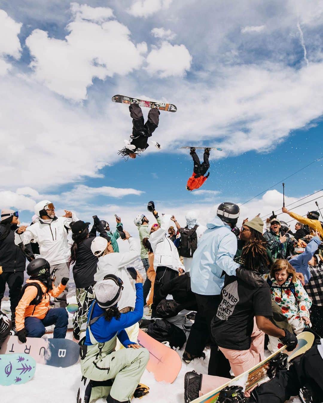 アナログクロージングのインスタグラム：「“Culture Shifters is a community dedicated to redefining the idea of what it looks like to be a snowboarder” - @selema   Thank you, Selema and @zebpowelll for bringing together a legendary group of musicians, designers, artists, community organizers, nonprofits, and advocacy organizations, to celebrate the snowboard community. The crew mobbed all over @aspensnowmass - a pack hooting, hollering, and showing nothing but smiles.   📷: @jesselynndawson & @liliamiki   #BurtonCultureShifters」