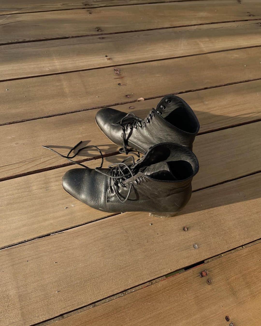 オレーシャ・ルーリンのインスタグラム：「Some of my favorite boots of all time. Timeless and sustainable @christydawn I simply 🤍 you.   Use my 15OLESYA at checkout.」
