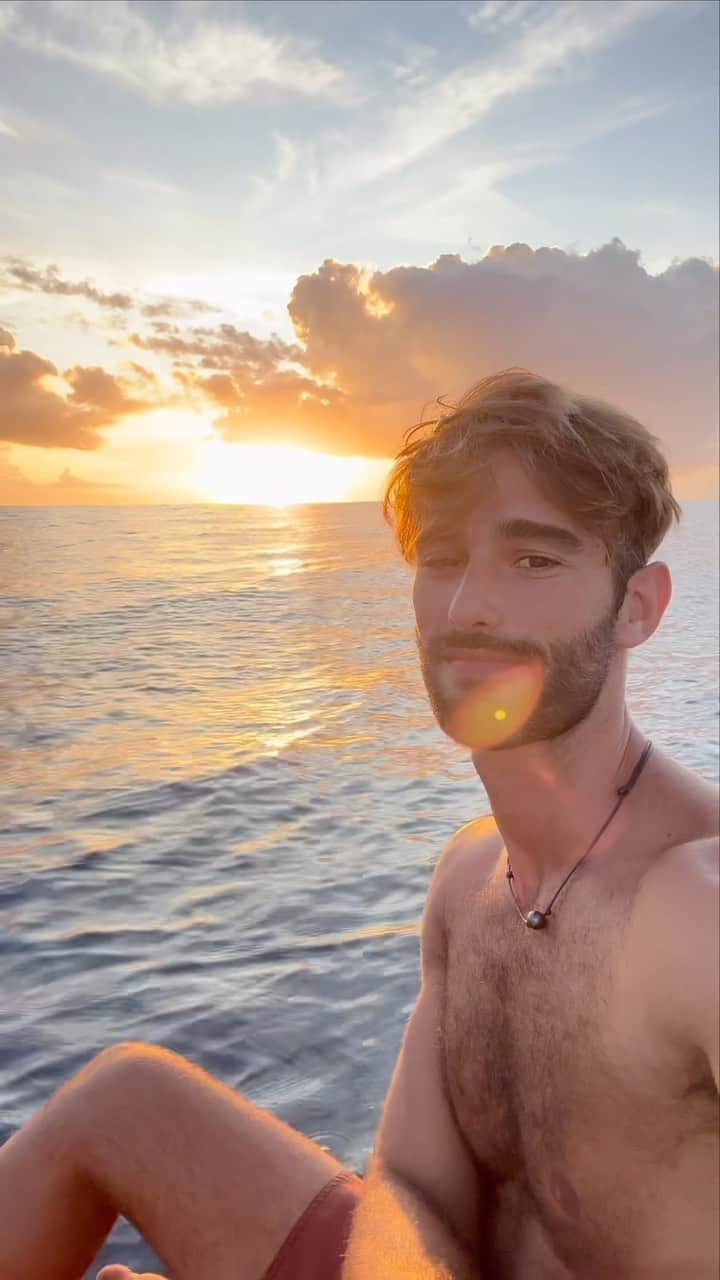 Ricardo Baldinのインスタグラム：「Last sunset in Teahupo’o ✨ Maururu wonderful land for so much 🙏🏽」