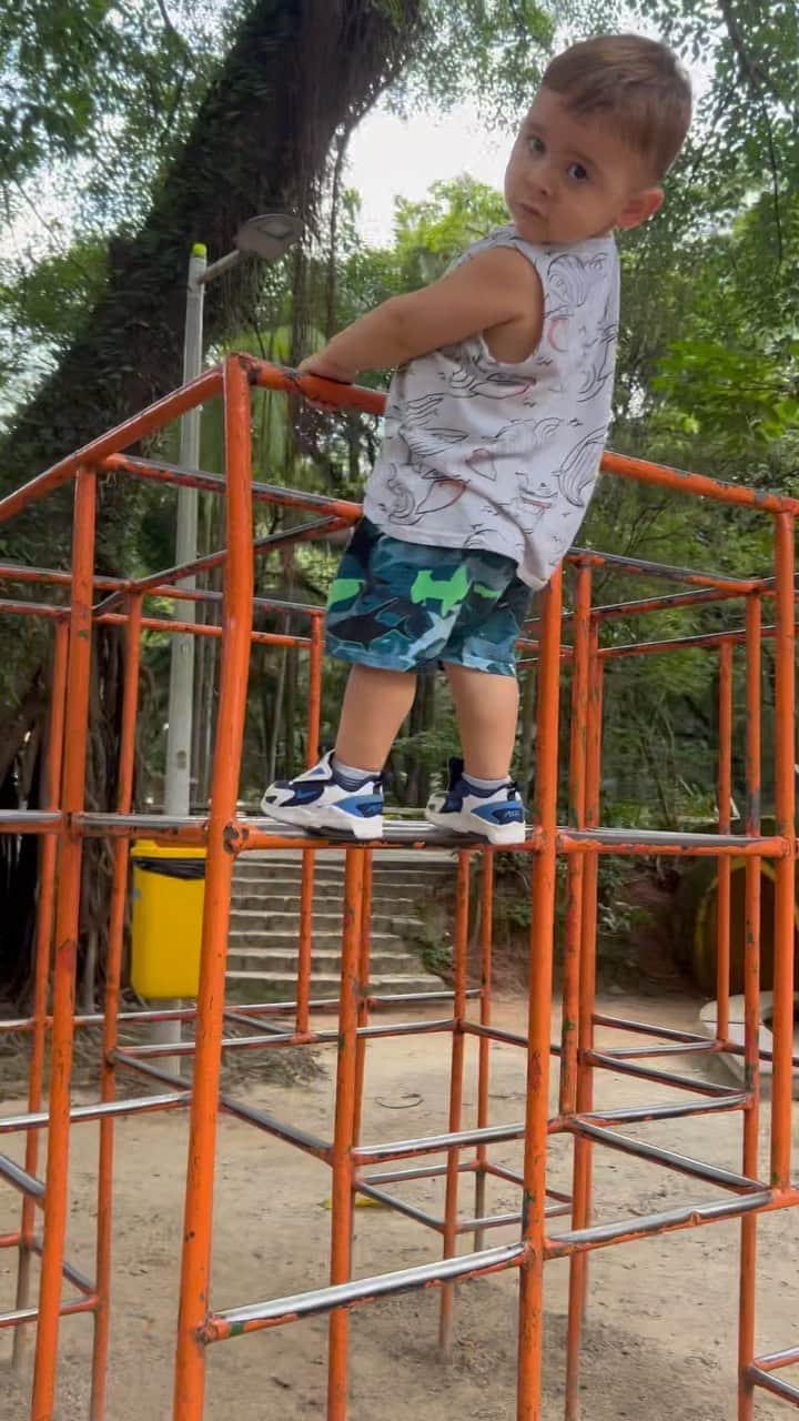 のインスタグラム：「Sempre quero ir no lugar mais alto!!  Nesse dia o papai @arthurzanetti me ajudou a chegar lá só me falando o q eu tinha q fazer!  #gym #gymnastics #babyboy #baby」
