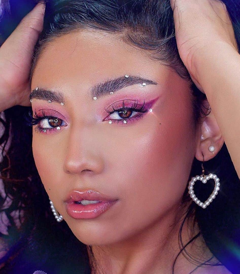 BH Cosmeticsのインスタグラム：「Euphoric festival ☁️💜💫⁣⁣ ⁣⁣ 📸 @mianjelica uses the Take Me Back to Brazil Palette⁣⁣ ⁣⁣ #bhcosmetics」