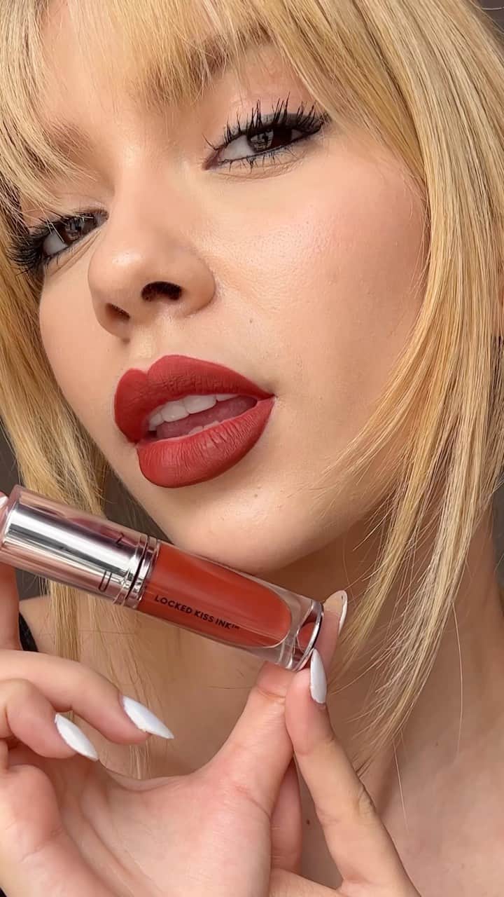 M·A·C Cosmetics BRのインスタグラム：「💄 Neste Dia do Beijo, finalmente posso contar a grande novidade para vocês: Locked Kiss Ink da @maccosmeticsbrasil acabou de chegar no país! Vocês que me acompanharam no evento de lançamento lá em Paris puderam ver que ele é à prova de beijo, à prova de água e não transfere por nadinha.  São 25 cores PERFEITAS ✨✨✨ Vão lá no site da MAC para conferirem e aproveitem para usarem o cupom Locked-Jordanna para dar aquela renovada nas makes com 15% off (exceto mini mac, viva glam, últimos lançamentos, sale). Beijosssss #MACLOCKEDKISSINK *publi」