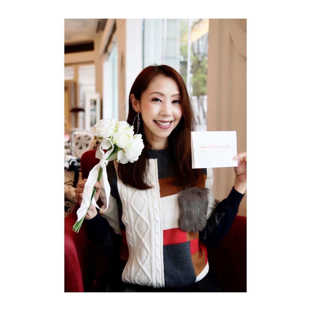 大原由美子さんのインスタグラム写真 - (大原由美子Instagram)「・ 皆さま、おはようございま〜す♡ 本日は何だこりゃ！？に見えそうなshot。。。😁 お花とカードを持って何やら喜んでおります。。。🤭 あっ…⚠️結婚式とかの招待状とかではありませぬ〜😏 ・ 「ラスイート神戸」にアフタヌーンティーに行った時に パシャリしてもらったのっ🤗 テーブルに花束があって… カードもあったから思わず手に取って遊んじゃった🫣 ・ こういうアイテムがあると… 一気にテンションが上がる人って私の事。。。😄（笑） ・ この日は寒かったからしっかり冬コーデ♡ ちなみに…お気に入りのセーター。。。🤭 ・ アフタヌーンティーのpicはまた次回に〜🍓 ・ 皆さま✨今日も頑張ってまいりましょう〜🫶 ・ ・ #chesty#撮影#モデル#大原由美子#model#関西モデル#神戸モデル#模特#商品撮影モデル #fashion#ラスイート神戸#お洒落さんと繋がりたい#ファッションモデル#fashionmodel#アパレルモデル#関西webモデル#チェスティ#💐#写真家さんと繋がりたい#Japanesemodel#모델#カメラマンさんと繋がりたい #ファッション#ootd#撮影モデル#ファインダー越しの私の世界 #被写体#ポートレートモデル#ラスイートメモリー#webモデル」4月14日 6時45分 - oharayumiko0228
