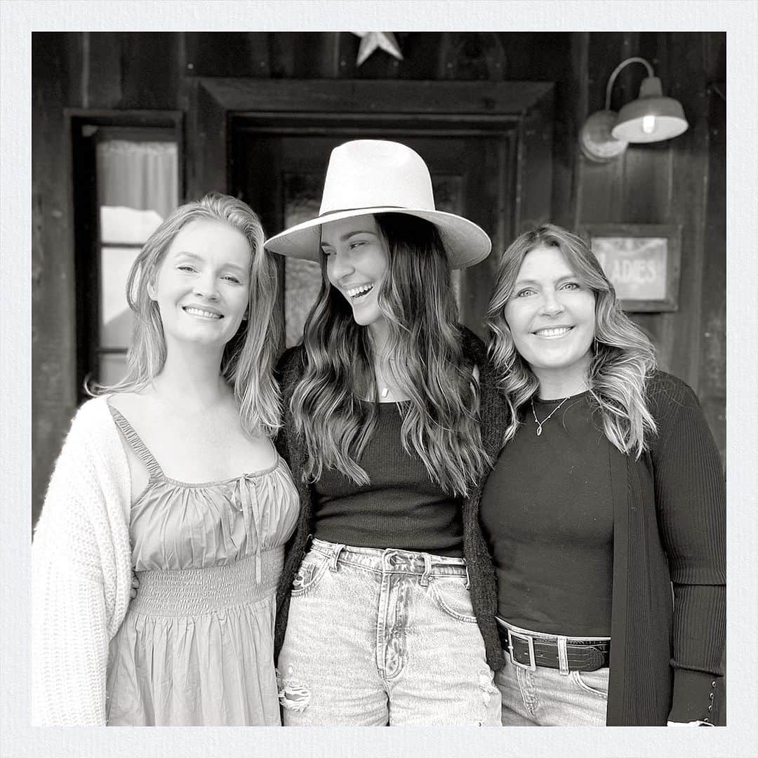 オデット・アナブルのインスタグラム：「I joined in on the sisterhood chats with my dearest @vanderkimberly & @peggyrometo new podcast @bathroomchroniclespodcast. I love these two beautiful friends and cherish our friendship so much. They both got me through some of the toughest moments in my life and we chat about some of them here. We get into the importance of friendship, becoming a whole person in a relationship, babies and so much more. Have a listen at the link in my bio. 🖤」
