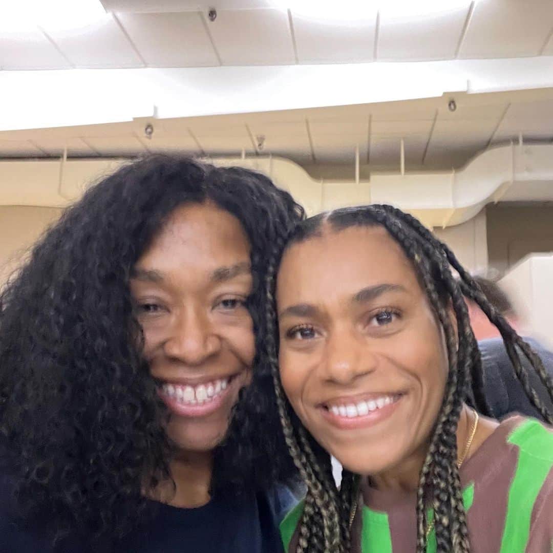ションダ・ライムズのインスタグラム：「To witness Maggie on screen was an honor. To know you, @seekellymccreary, is an absolute delight. Excited for what the future holds for Dr. Pierce. Here’s to 9 seasons! ❤️ #greysanatomy」