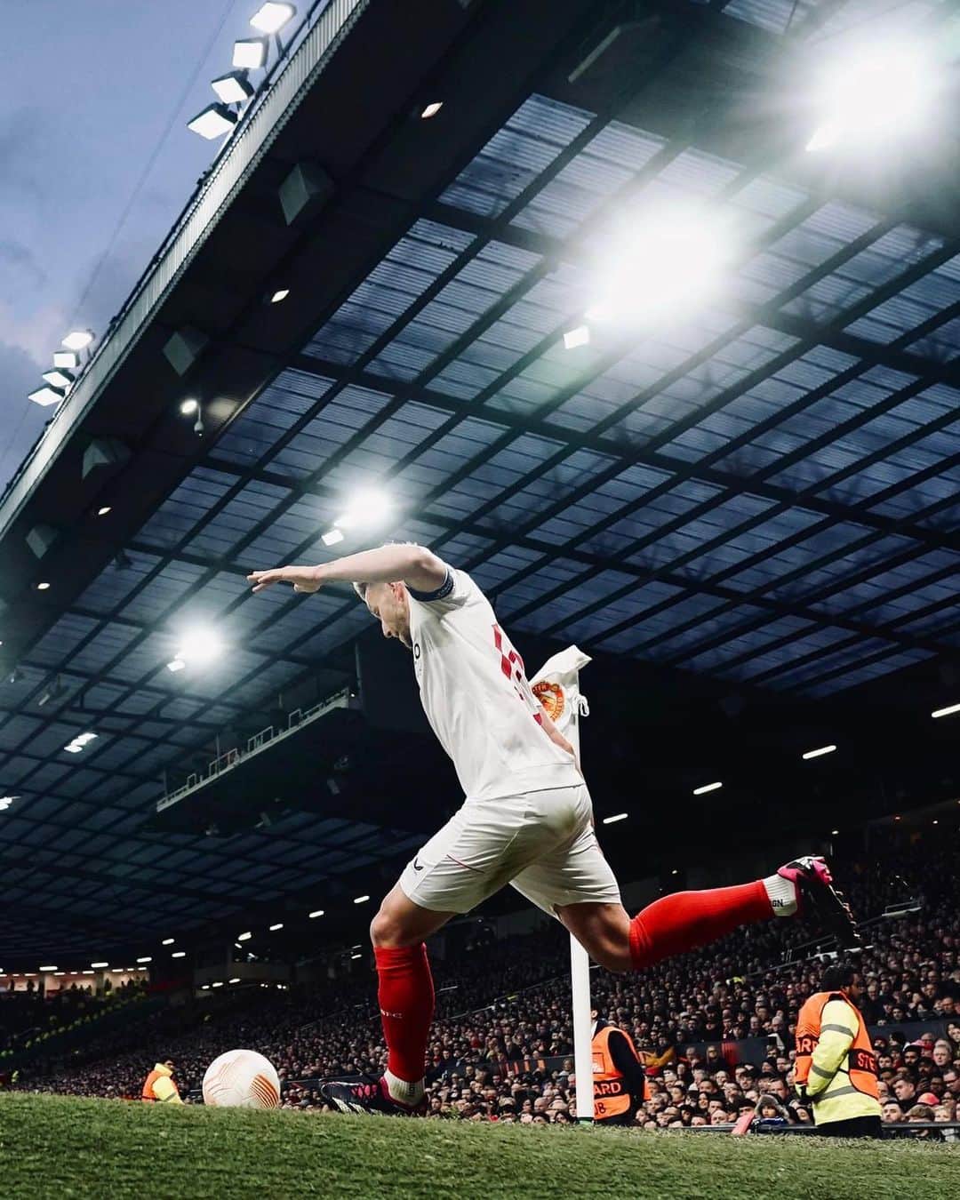 イヴァン・ラキティッチのインスタグラム：「Hasta el ultimo minuto! Este equipo nunca se rinde !!!! 🔴⚪️🔥 @europaleague   #europaleague #sevillafc  #rakitic #vamosmisevilla」