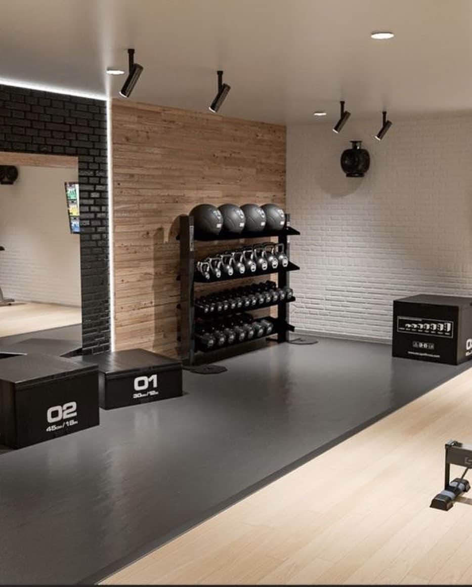 ジェサ・ヒントンさんのインスタグラム写真 - (ジェサ・ヒントンInstagram)「I want to build a garage gym and don’t  know where to start.  Vibey Lighting, paint color, equipment (I already have treadmill and bike) , either a sauna or cold plunge for backyard…  What sites / stores are your favs ? I have 5 million Pinterest boards but need help obviously 😂  Def putting in a small fridge for all of my @1stphorm energy drinks !」4月14日 6時49分 - jessahinton