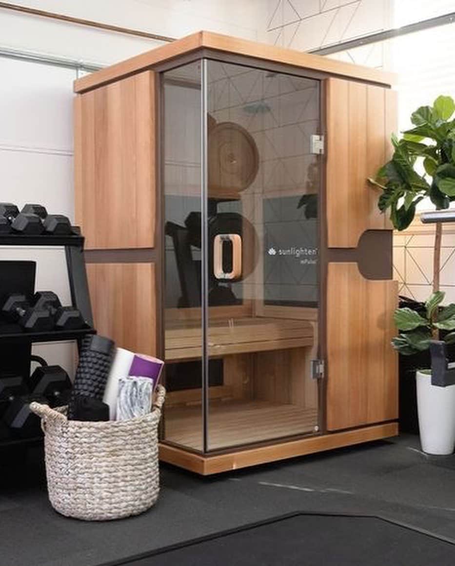 ジェサ・ヒントンさんのインスタグラム写真 - (ジェサ・ヒントンInstagram)「I want to build a garage gym and don’t  know where to start.  Vibey Lighting, paint color, equipment (I already have treadmill and bike) , either a sauna or cold plunge for backyard…  What sites / stores are your favs ? I have 5 million Pinterest boards but need help obviously 😂  Def putting in a small fridge for all of my @1stphorm energy drinks !」4月14日 6時49分 - jessahinton