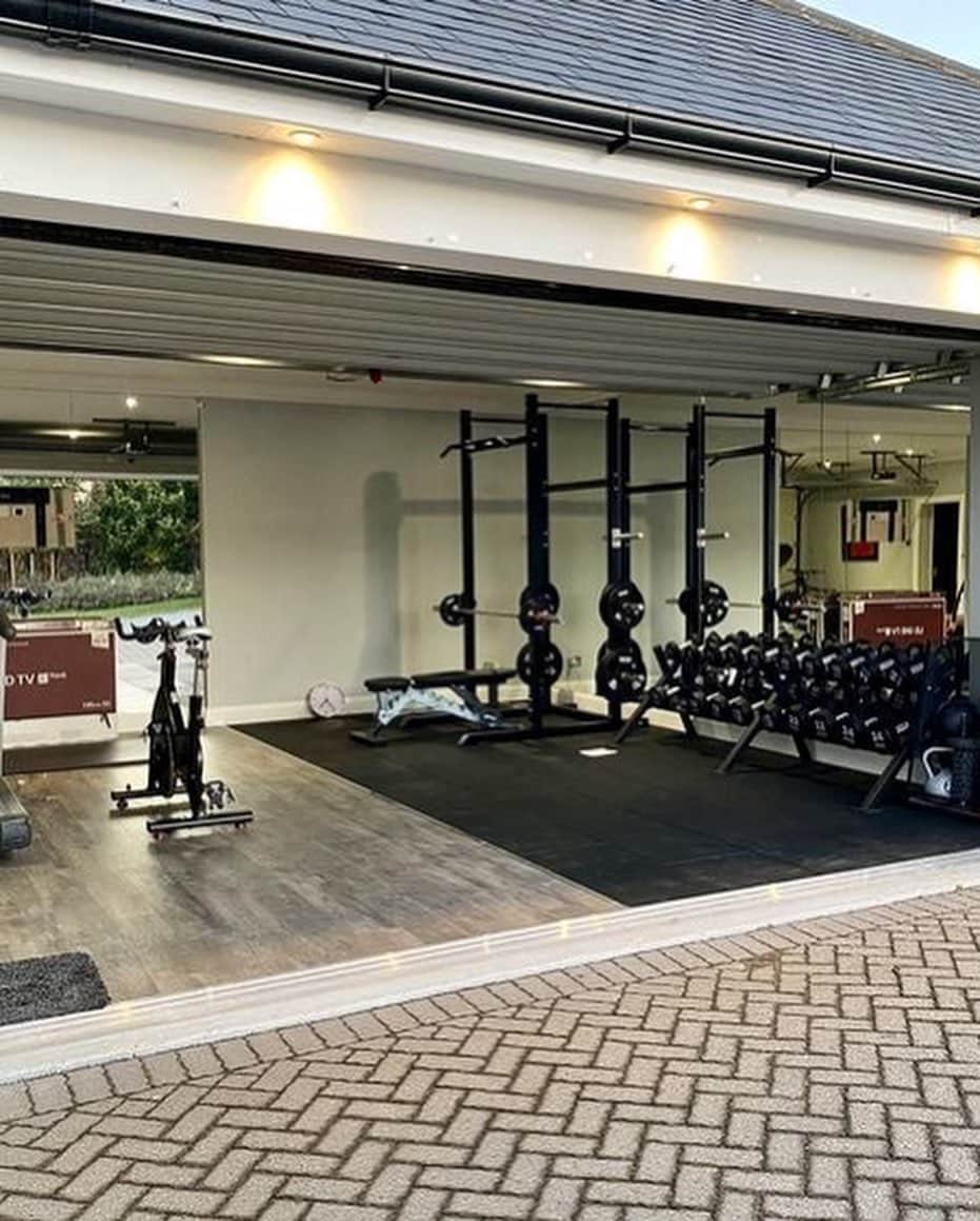 ジェサ・ヒントンさんのインスタグラム写真 - (ジェサ・ヒントンInstagram)「I want to build a garage gym and don’t  know where to start.  Vibey Lighting, paint color, equipment (I already have treadmill and bike) , either a sauna or cold plunge for backyard…  What sites / stores are your favs ? I have 5 million Pinterest boards but need help obviously 😂  Def putting in a small fridge for all of my @1stphorm energy drinks !」4月14日 6時49分 - jessahinton