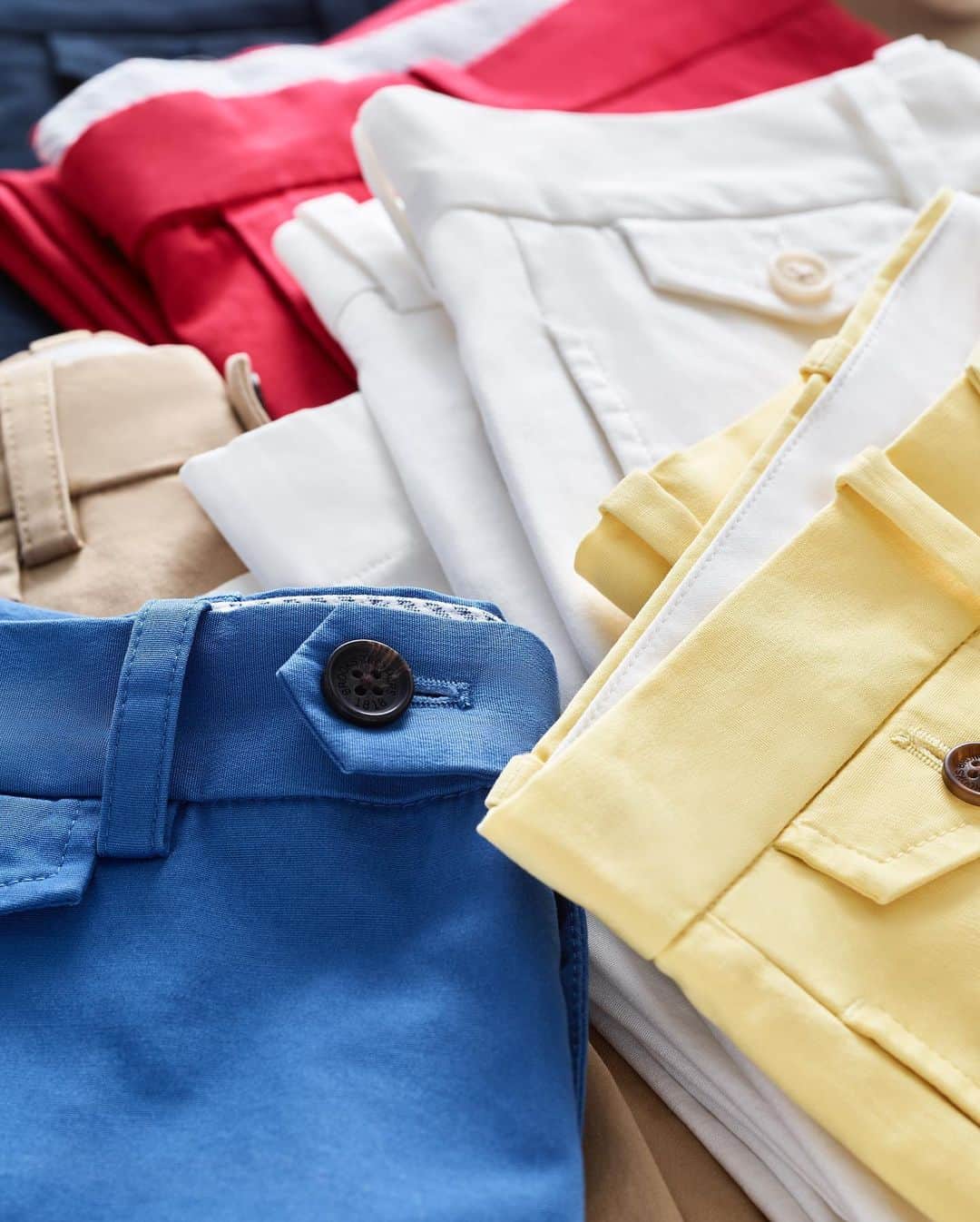ブルックスブラザーズのインスタグラム：「The time-honored Changing of the Chinos // Your warm-weather recreation deserves a colorful refresh」