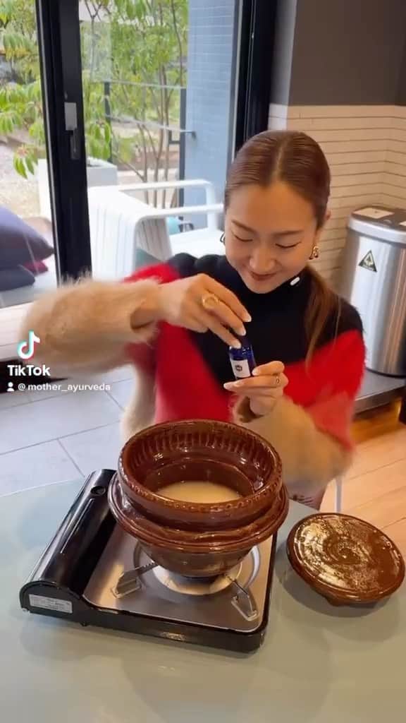 岡清華のインスタグラム：「【 ごはん🍚命 〜にがり炊飯〜 】  何度も言いますが、私は１日にお米を1.5合ほど食べます😋 それが、私のカラダとココロの元氣の秘訣です🫶  日本人なら、お米を食べなきゃね😉氣の元は米ですよ🍚  最近は、にがりを数滴入れて炊飯しています😋🌊 ミネラル補給もできるしふっくらモチモチ大満足です🤍  @yonaguni.kaien の高濃度にがりは、 MOTHER SHOPの専売とさせていただいています！ 濃度はおそらく世界一✨ 与那国のエネルギーと作り手の愛が詰まってます🫶  那須の阿吽米、与那国の高濃度にがりは、 MOTHER SHOP @mother___jp よりチェック✔️✔️✔️  _________  \ MOTHER アーユルヴェーダスクール９期🤝募集中🌈/  2023年５月末開校🌊 詳しくはウェブサイトのスクールページをチェック✔️✔️✔️  @mother___school   【お問い合せ/スクールお申込み】 📱MOTHER公式LINE @572cdlisr 💌info@mother-japan.com @mother___school のDMからもご連絡お待ちしています。  #アーユルヴェーダ#日本#米#氣#元気#元氣 #米#炊飯#にがり#与那国島#ごはん#🍚」