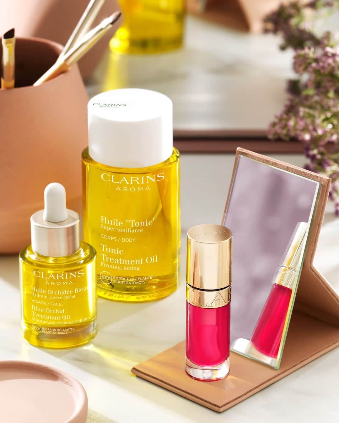 Clarins Canadaさんのインスタグラム写真 - (Clarins CanadaInstagram)「Because you deserve nothing but the best, indulge in our ultimate self-care must-haves for a nourished and smooth skin✨💆‍ Our Tonic Treatment Oil, Blue Orchid Treatment Oil, and Lip Comfort Oil are the perfect trio to pamper yourself from head to toe. __________ Parce que vous méritez ce qu'il y a de mieux, laissez-vous tenter par ces incontournables pour une peau nourrie et lisse.✨💆 L'Huile Tonic, l'Huile d'Orchidée Bleue et le Lip Comfort Oil sont le trio parfait pour vous dorloter de la tête aux pieds. . . . #Clarins #SelfCare #BodyCare #Aroma」4月14日 7時00分 - clarinscanada