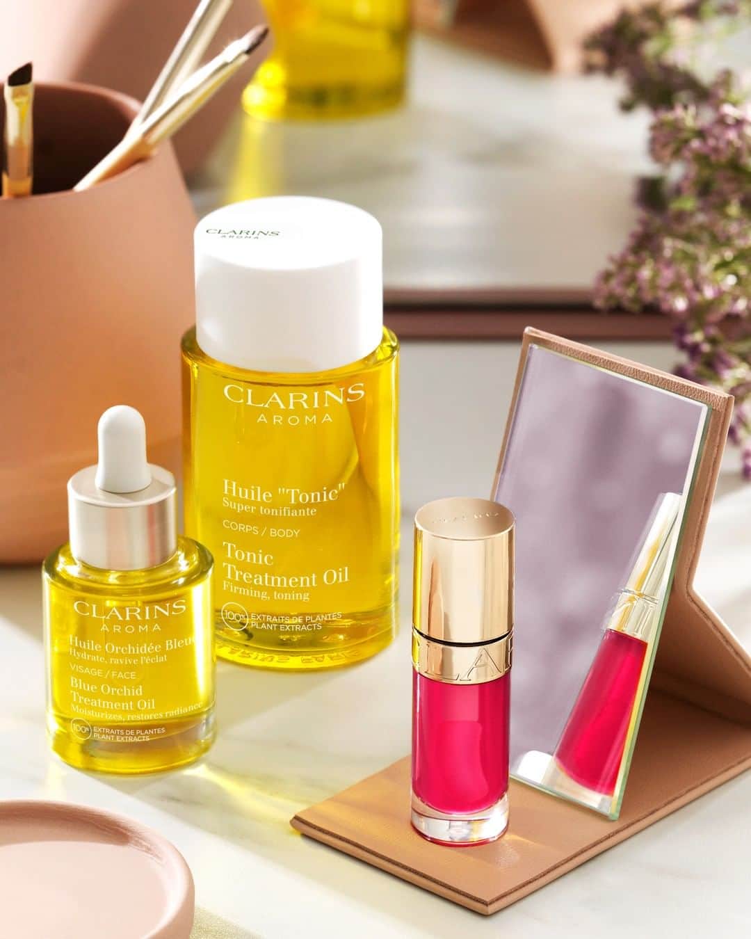 Clarins Canadaのインスタグラム：「Because you deserve nothing but the best, indulge in our ultimate self-care must-haves for a nourished and smooth skin✨💆‍ Our Tonic Treatment Oil, Blue Orchid Treatment Oil, and Lip Comfort Oil are the perfect trio to pamper yourself from head to toe. __________ Parce que vous méritez ce qu'il y a de mieux, laissez-vous tenter par ces incontournables pour une peau nourrie et lisse.✨💆 L'Huile Tonic, l'Huile d'Orchidée Bleue et le Lip Comfort Oil sont le trio parfait pour vous dorloter de la tête aux pieds. . . . #Clarins #SelfCare #BodyCare #Aroma」
