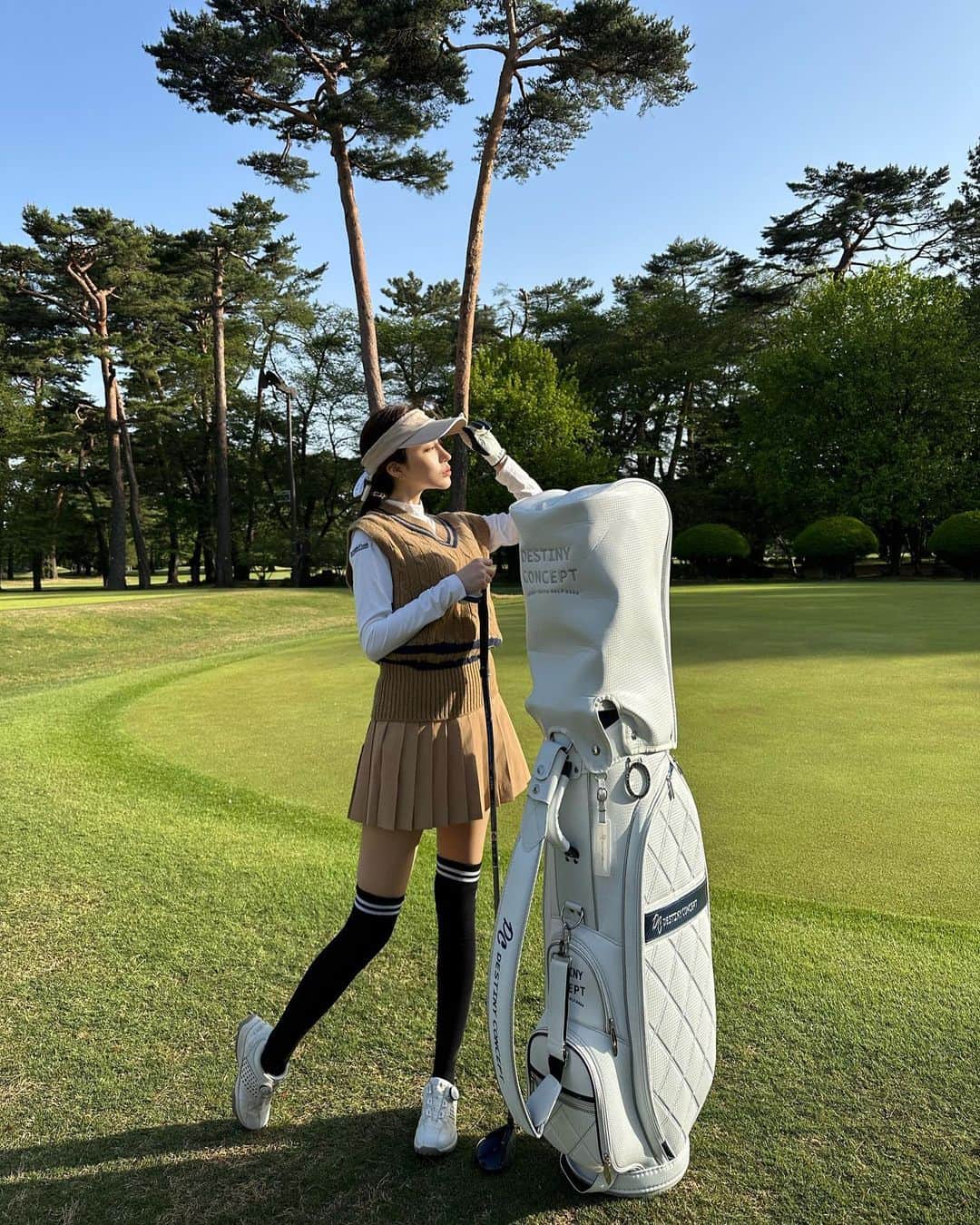 谷亜沙子さんのインスタグラム写真 - (谷亜沙子Instagram)「快晴の中初ラウンド行ってきました🏌️‍♀️⛳️☀️  最後の写真は始まる前の準備運動もしてます笑笑  ストーリーで質問いただくウェアは @lenucu_official だよ👗  #golf #ゴルフ#ゴルフ女子 #골프 #골프스타그램」4月14日 7時01分 - asyakodayo