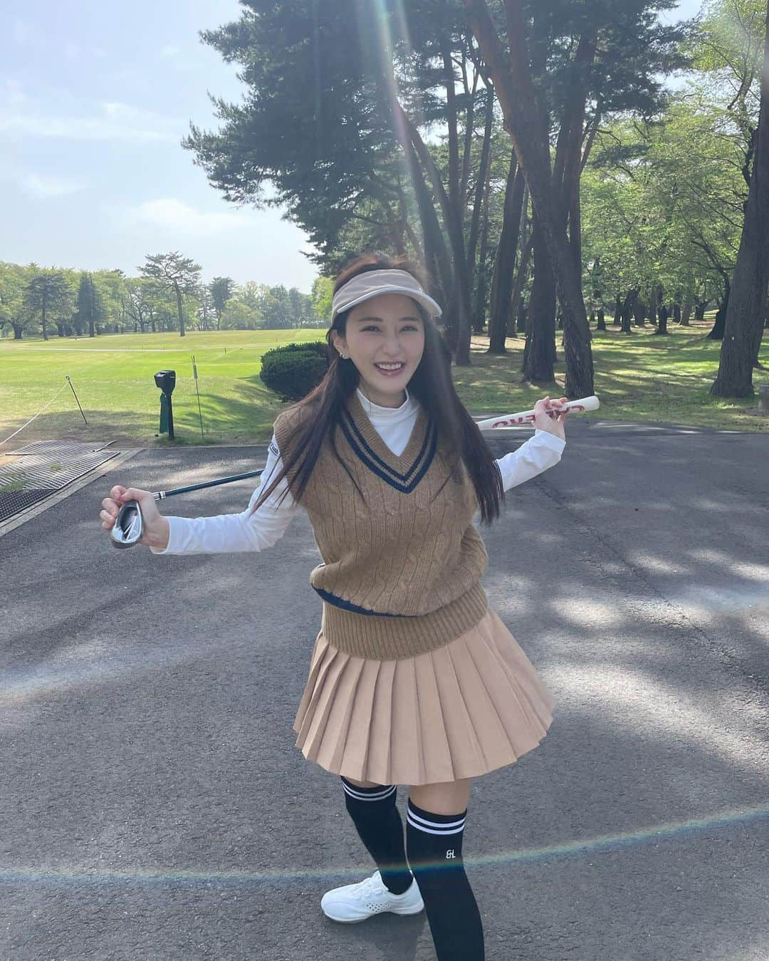 谷亜沙子さんのインスタグラム写真 - (谷亜沙子Instagram)「快晴の中初ラウンド行ってきました🏌️‍♀️⛳️☀️  最後の写真は始まる前の準備運動もしてます笑笑  ストーリーで質問いただくウェアは @lenucu_official だよ👗  #golf #ゴルフ#ゴルフ女子 #골프 #골프스타그램」4月14日 7時01分 - asyakodayo