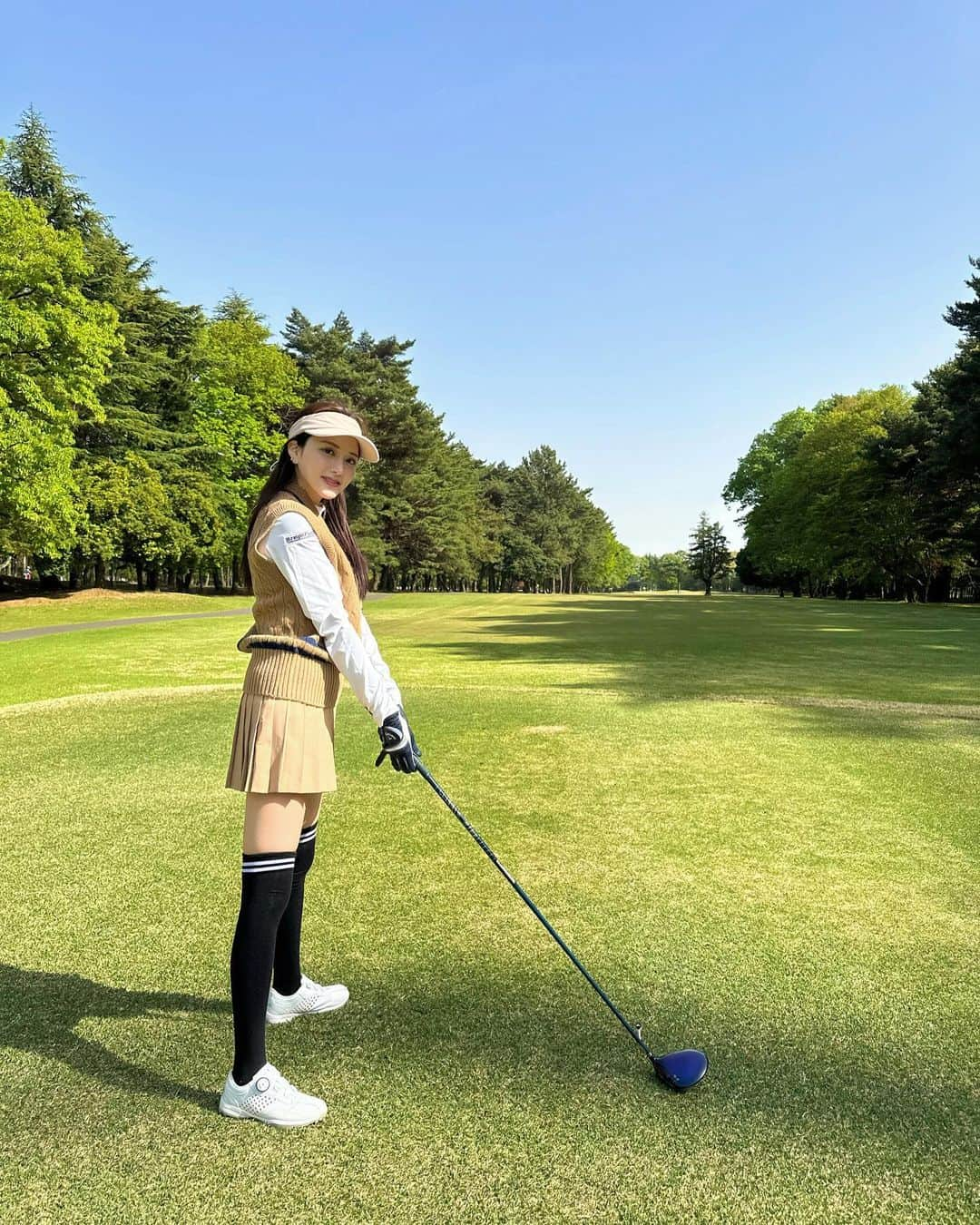 谷亜沙子さんのインスタグラム写真 - (谷亜沙子Instagram)「快晴の中初ラウンド行ってきました🏌️‍♀️⛳️☀️  最後の写真は始まる前の準備運動もしてます笑笑  ストーリーで質問いただくウェアは @lenucu_official だよ👗  #golf #ゴルフ#ゴルフ女子 #골프 #골프스타그램」4月14日 7時01分 - asyakodayo