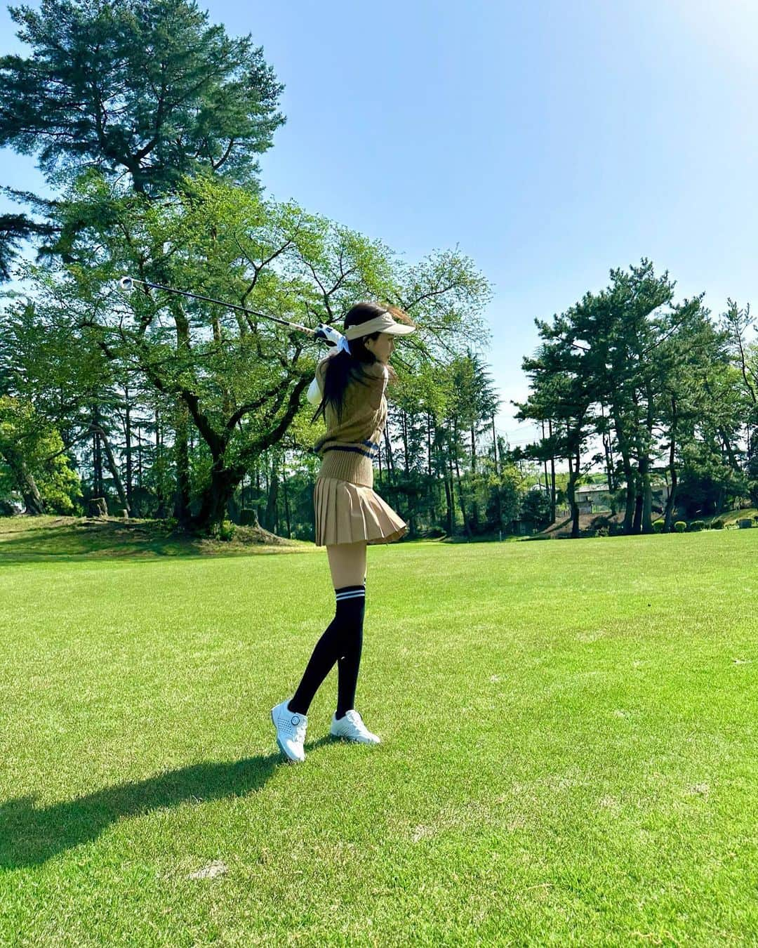 谷亜沙子さんのインスタグラム写真 - (谷亜沙子Instagram)「快晴の中初ラウンド行ってきました🏌️‍♀️⛳️☀️  最後の写真は始まる前の準備運動もしてます笑笑  ストーリーで質問いただくウェアは @lenucu_official だよ👗  #golf #ゴルフ#ゴルフ女子 #골프 #골프스타그램」4月14日 7時01分 - asyakodayo