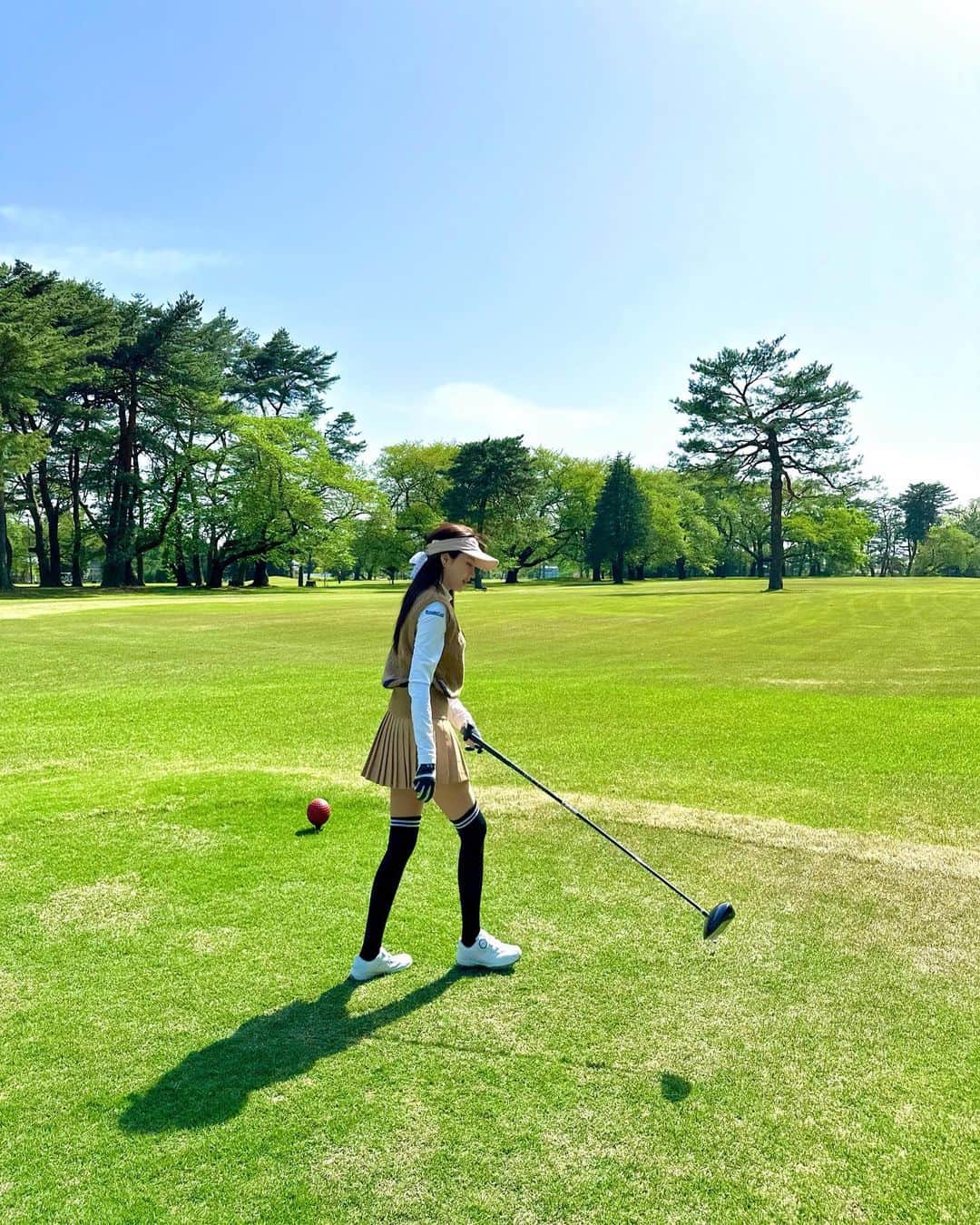 谷亜沙子のインスタグラム：「快晴の中初ラウンド行ってきました🏌️‍♀️⛳️☀️  最後の写真は始まる前の準備運動もしてます笑笑  ストーリーで質問いただくウェアは @lenucu_official だよ👗  #golf #ゴルフ#ゴルフ女子 #골프 #골프스타그램」