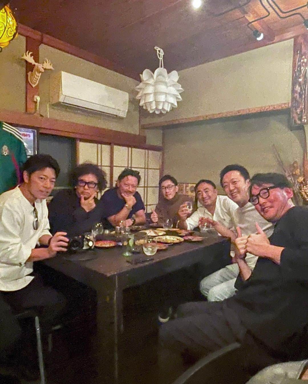 秋山具義さんのインスタグラム写真 - (秋山具義Instagram)「昨日の金沢二次会は『ゲッコ洞』。 世界中でここでしか食べられないカレーたち。 チキントマトカレーとイカスミのシーフードカレー、めちゃくちゃ美味しかった！ 夜に行ったのは初めてで、ボトルがカッコいいテキーラとカレー、最高でした！ メンバーも楽しかった！ ⁡ #金沢の案内人博史が連れて行ってくれた店 #ゲッコ洞 #具義カレー2023 #具義金沢2023」4月14日 7時11分 - gugitter
