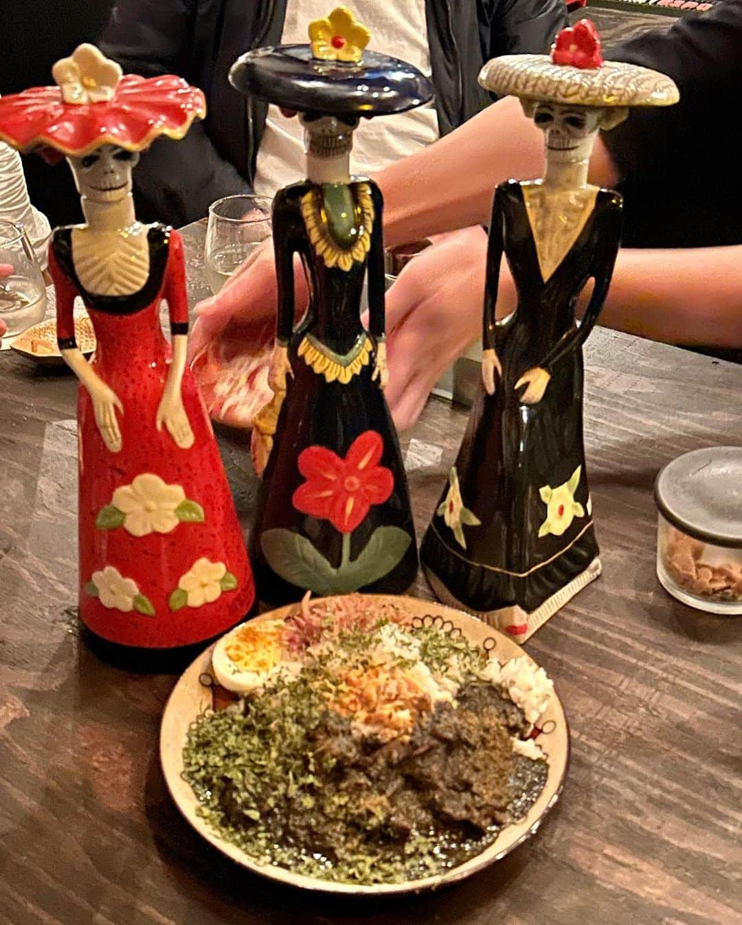 秋山具義さんのインスタグラム写真 - (秋山具義Instagram)「昨日の金沢二次会は『ゲッコ洞』。 世界中でここでしか食べられないカレーたち。 チキントマトカレーとイカスミのシーフードカレー、めちゃくちゃ美味しかった！ 夜に行ったのは初めてで、ボトルがカッコいいテキーラとカレー、最高でした！ メンバーも楽しかった！ ⁡ #金沢の案内人博史が連れて行ってくれた店 #ゲッコ洞 #具義カレー2023 #具義金沢2023」4月14日 7時11分 - gugitter