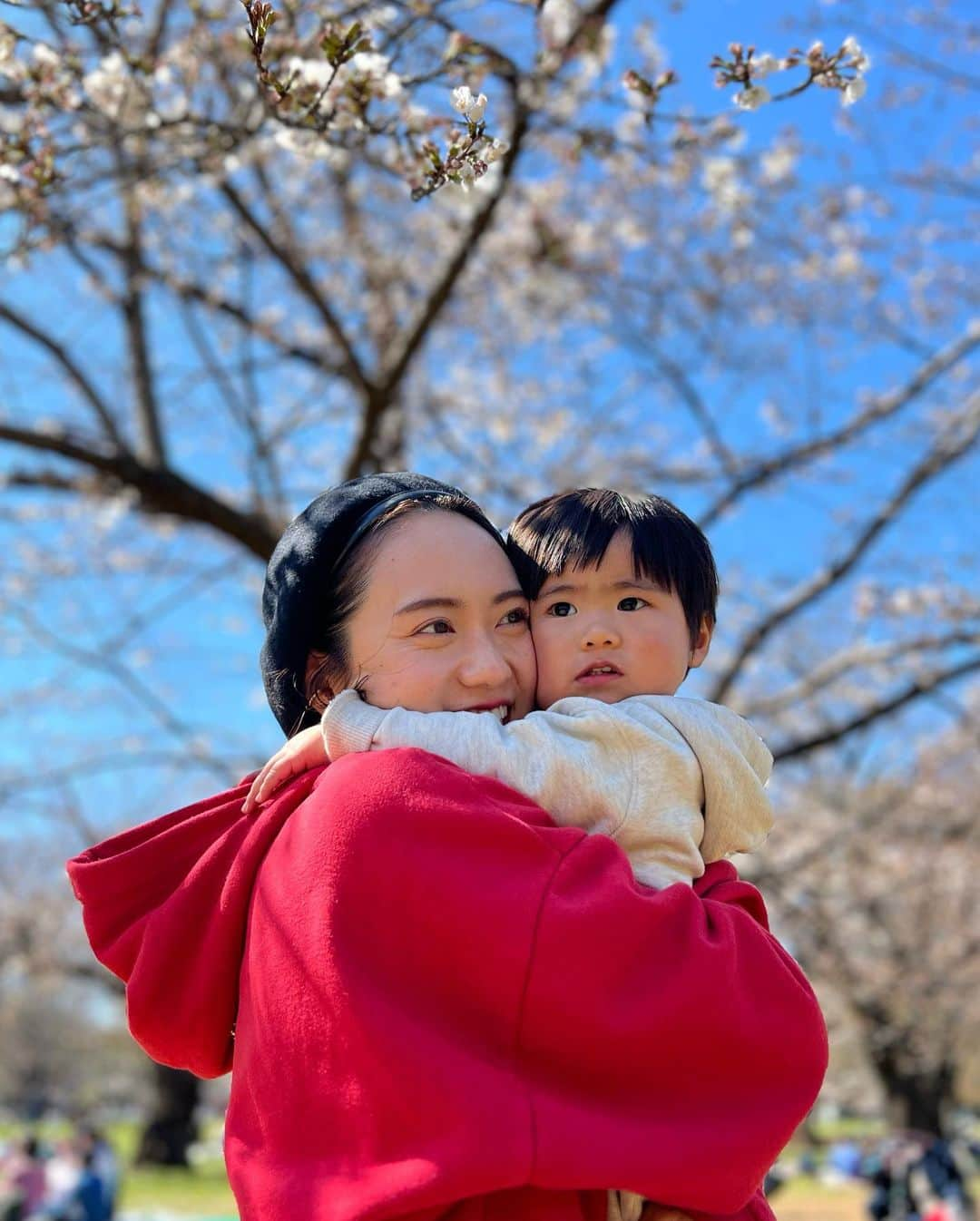 鉢嶺杏奈さんのインスタグラム写真 - (鉢嶺杏奈Instagram)「BOSSのこと❤️ 　 1歳5ヶ月になりました＾＾ 寝返りをうってた時には想像できてなかった、散歩道やリビングを走る姿。 いつの間にか その想像の上に自分たちが立ってますww  子供の成長は本当に早いねw 見逃さないように必死!w  最近は 車，電車にハマってるBOSS🚗 電車が通ると「でんちゃ！」 車が通ると「あー！」と 全力で教えてくれる。 欲しいもの、一緒に見て欲しいものに めいいっぱい指をさす その人差し指が可愛くて 夢がいっぱい詰まってる気がして 母はたまりません❤️❤️❤️w  足元の小さすぎる花 起きたての蟻たち 目が追いつかない小鳥たちの遊び 広すぎる青空 家にはない友達のおもちゃの車 ママの飲むビール おしゃれでつけてるネックレス 隠してる吹き出物w  どんなサイズのものも指を刺してくれますw  最近初めて動物園に行って ゾウとキリンに🦣🦒感動したBOSS ゾウ＝ぱぉーん キリン＝🦒を持ってくる トラ＝がぁーぉー って突然喋るようになりましたw 刺激的だったんだねぇ❤️ 色んなところに連れて行かなきゃなと実感!  自己主張もしっかり出てきて 嘘泣きも上手にw 伝えたいことはママの目を見てしっかり伝えてくれます。 何を言ってるかはまだわからないけど BOSSが伝えたいことを 読み取る作業がものすごく楽しいw  数々の海外で経験した 言葉なくても通じる‼️ 音楽は世界共通‼️ のあの経験がまさかの子育てに生きてます‼️www  でもまだまだ ワンオペの家事と育児の両立には 悪戦苦闘してるけど  ・目の前のできることからやってみる ・50点が100点だと思ってまんべんなくやる ・ママが楽しんでたらBOSSも楽しい！はず！ ・朝を大事にする。 ・「すみません」より「ありがとうございます」を多く使う。  を毎日目指しておりますw おかげで朝方人間になりましたw  さぁて！ 今日も一日始まるぞー！ そろそろ家族が起きてくる❤️ どんな1日にしようか，ワクワクするw 私毎朝この時間が楽しみでならないのw.w  皆さんも！ 今日一日素敵な日にしてね！ 今日があなたにとってのラッキーデーよ❤️忘れずに❤️  長々読んでくれてありがとうー！」4月14日 7時11分 - hachimine_anna