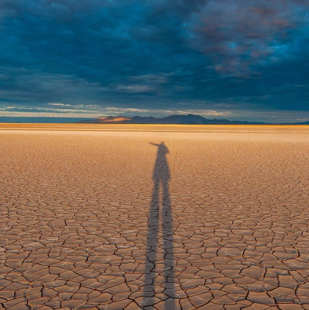 ナショナルジオグラフィックさんのインスタグラム写真 - (ナショナルジオグラフィックInstagram)「Photos by Pete McBride @pedromcbride | The walk that changed my life: Years ago I trekked 100 miles across the dry Colorado River delta with my friend Jon Waterman. We expected to see some water—perhaps a trickling river in spots. Shockingly we found nothing once the river ran dry, near the U.S.-Mexican border, except in concrete irrigation canals.  The experience made me realize the need for focusing my lens more on the changes and issues we’ve created with freshwater resources, rivers, the natural world, and climate. This 1,500-mile loved and litigated lifeline—the Colorado River—supports 40 million people across seven states, but it faces ongoing challenges with the current megadrought in the western U.S. According to one study, it continues to create the most extreme drought conditions in 1,200 years. For more on the Colorado River, follow @pedromcbride. #water #nature #documentaryphotography #coloradoriver #environment #drought #petemcbride」4月14日 7時30分 - natgeo