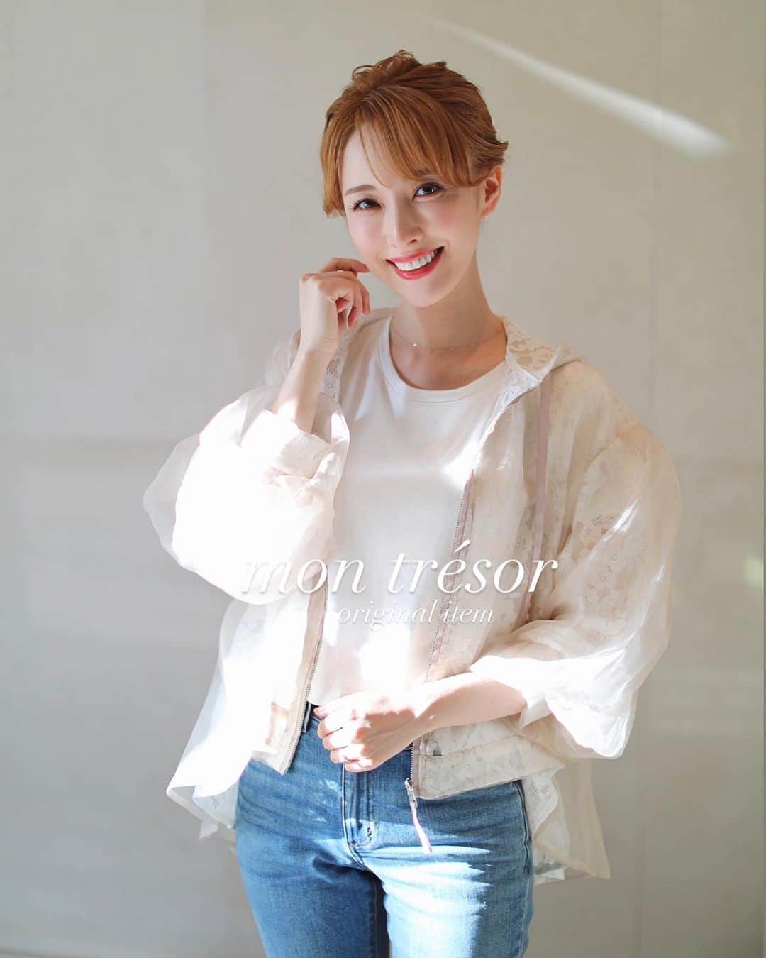 瀬戸早妃のインスタグラム：「【発売決定💕】  ついに…ついに…1年がかりで6回のサンプル製作を経て、mon trésor 渾身のオリジナルアイテムのドレスパーカーが完成しました🥰 @montresorsaki   後ろ見頃にかけて燕尾服のようにふわっと長く広がるデザイン✨ お尻が隠れる着丈が安心ポイントです🍑  デニムとTシャツにさらっと羽織るだけで一気にオシャレなカジュアルかつエレガントコーデが完成する優れもの❣️  私が撮影で使用したTシャツはUNIQLO、デニムはGUなので皆さんもすぐにコーデや合わせ方のご参考にして頂けると思います👖👚✨  保育園や習い事の送り迎えのママさんにも、ミュージカルや宝塚観劇時の羽織物としても、重宝して頂ける思います💕  とにかく細部までこだわりにこだりぬいて、上質な生地で何度も作り直して仕作り上げたので、正直完売しても儲けはほとんどございません🙇‍♀️笑  路面店で販売したら1.5倍くらいのお値段にしないといけないですが、通信販売だからこそ実現できる価格となっています🌹 飽きのこないデザインですので一生物として大切にしてくださると嬉しいです💕 心からの自信作です🥰✨  サイズはフリーサイズとなっていますが、 S〜X Lの方にお召し頂けるくらい幅のあるゆったりとしたデザインなのにコンパクトにスタイル良く決まります👗  お色ちがいのブラックもございますよ〜♪  明日4/15(土)12:00〜カートオープン🛒です❣️  #montresor #montrésor #モントレゾール #selectshop #セレクトショップ  #綺麗めコーデ #大人可愛い #大人可愛いコーデ  #お出かけコーデ #観劇コーデ #cordinate #オリジナルアイテム #世界に一つだけ #職人さんが手作業で製作しています #デニムコーデ #カジュアルエレガント #ドレスパーカー」
