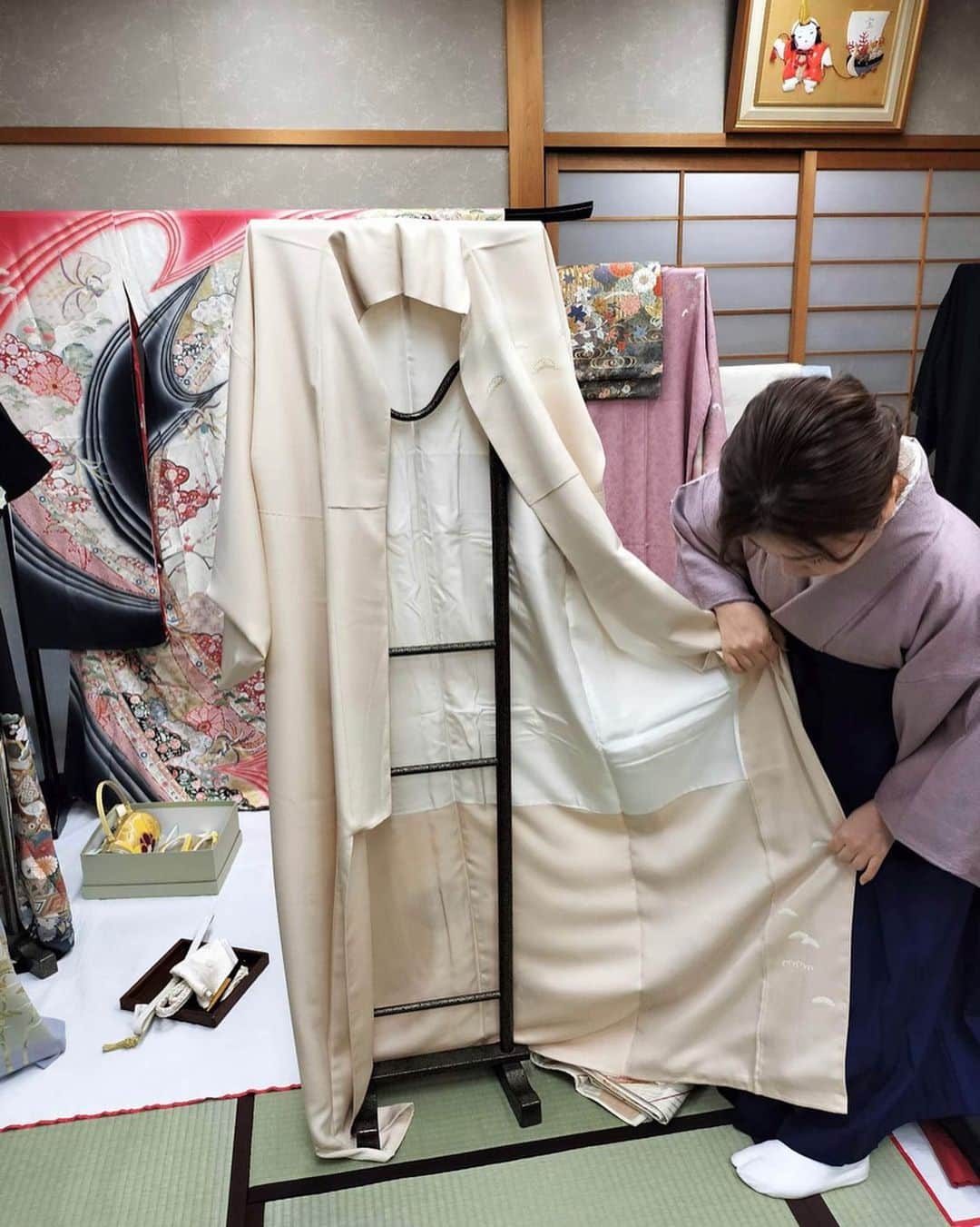 るるさんのインスタグラム写真 - (るるInstagram)「⁡ 　 　 　 昨日は、月一の着付け教室での ⁡ 座学に参加してきました🤗✨　 ⁡  @ichikatu.kimono  ⁡ 特に、お着物や帯の格について ⁡ お勉強してきたよ♪  ⁡ ⁡ 今回は2回目なんだけど、 ⁡ 専門用語もたくさんあって ⁡ 頭がパンクしそう😂　 　 ⁡ ⁡ 留袖、訪問着、付け下げ、色無地、小紋 ⁡ 柄などを見て、これからのお着物の ⁡ 違いがわかるかな？？　 　 　 さらに、紬や、ウール、夏着物の ⁡ 単衣や、さらに薄い　絽や紗　 ⁡ なんてのもあるんだよ♪ ⁡ ⁡ 　 結婚式やおめでたい席で ⁡ 着て行くには失礼にあたる ⁡ お着物もあったり、 ⁡ 季節外れのお着物もあったり…💦　 ⁡ ⁡ ⁡ いや〜！！ ⁡ 奥が深いです😆✨✨✨　 ⁡ ⁡ ⁡ さらに勉強していかないととね♪  ⁡ ⁡ ⁡   ⁡ おしまい❤️ ⁡ ⁡ ⁡ ⁡ ⁡ ⁡ ⁡ ⁡ #自分大好き #自分ファースト #笑顔が人を幸せにする #美しさは社会貢献 #自己肯定感アップへの道 #深呼吸しよう #アラフィフ #アラフィフライフ #着付け教室  #着物の格」4月14日 7時23分 - ruru430