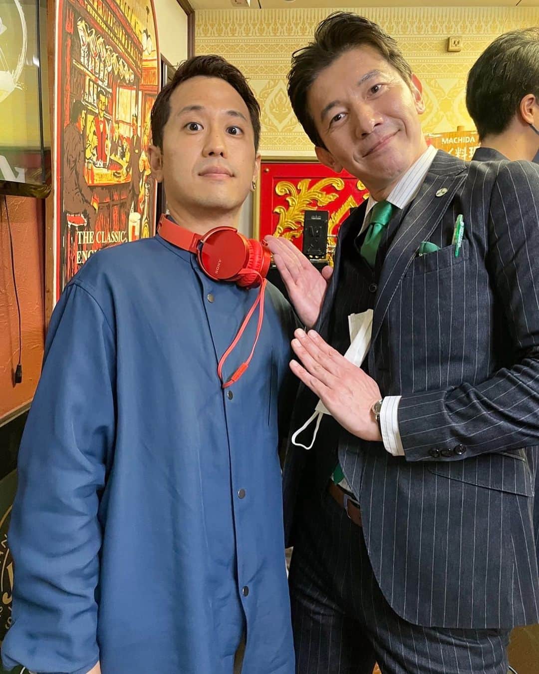 盛岡豊のインスタグラム：「昨年秋口に撮影した作品がいよいよ来週！  『ゲキカラドウ2』第3話。  大好きな作品に出させて頂きました。 かたせ梨乃さん扮する、文具メーカー社長の側近をやらせて頂いてます。  写真は、現場を熱〜く🔥仕切ってくれた、#柴田啓佑監督 と☺️  テレビ東京系、毎週木曜深夜24:30〜 宜しくどーぞー！  #ゲキカラドウ2」