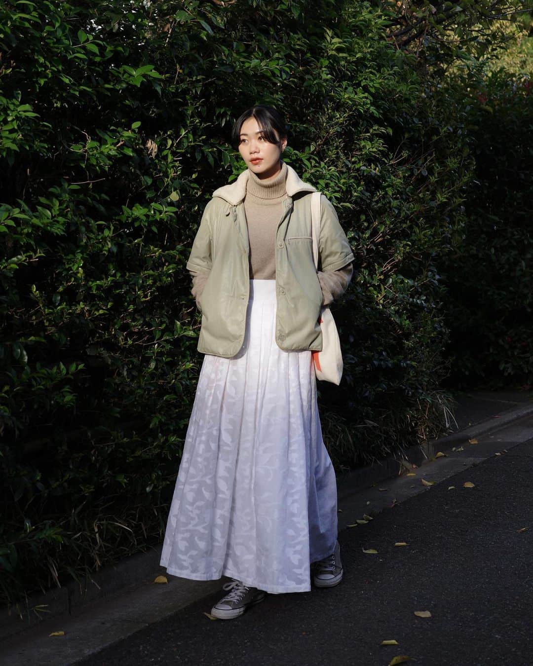 のインスタグラム：「🦭  木漏れ日落としたみたいなスカートお気に入り…」