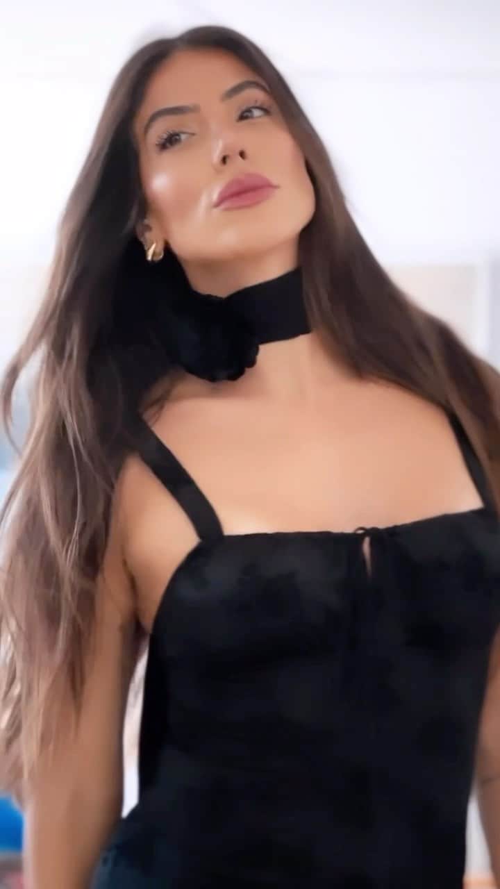 Rachel Apollonioのインスタグラム：「Romantic me 🌹🌚 acessorios perfeitos pra dar um up no look 🤍 @piuka | usem o cupom “rachelpiuka10” para desconto em todo o site perfeito da piuka  _ pub|i」
