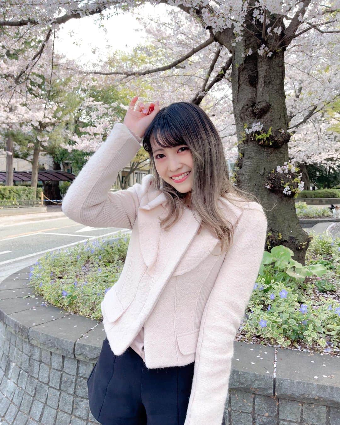 戸奈あゆみさんのインスタグラム写真 - (戸奈あゆみInstagram)「春だからかな？ 眠い、、、、(｡ρω-｡)笑  そして最近、時が経つのが速い！！ もう4月中旬とか信じられない🫢🫢  大学院も仕事も、割と楽しくできているというありがたさ🙏🏻 本当に周りの人に感謝だなとしか思えないです❣️ いつもありがとうございます🙇🏻‍♀️  さーて、今日も頑張るか！  #japanesegirl #japanese #girl #photography #portrait  #selfie  #被写体 #自撮り #自撮り女子  #自撮り界隈 #model #写真 #フリーモデル #ポートレート女子 #モデル #撮影モデル #大学院 #大学院生」4月14日 7時55分 - ayumi_tona