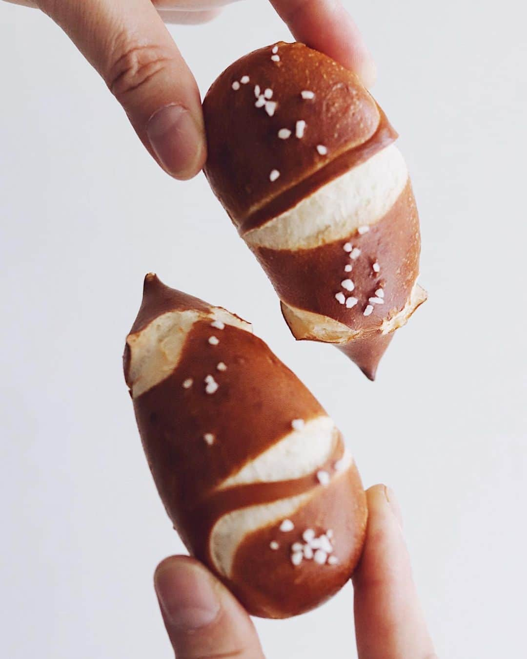 樋口正樹さんのインスタグラム写真 - (樋口正樹Instagram)「bäckerei himmel 🥨 . 今朝の朝ご飯はコーヒーと ヒンメルのプレッツェルと ねずみの形のチューチュー。 . . . #朝コーヒー #ベッカライヒンメル #チューチュー #ドイツパン #大岡山グルメ #パン屋さん巡り #bäckereihimmel #bäckerei #himmel #🥨」4月14日 8時05分 - higuccini