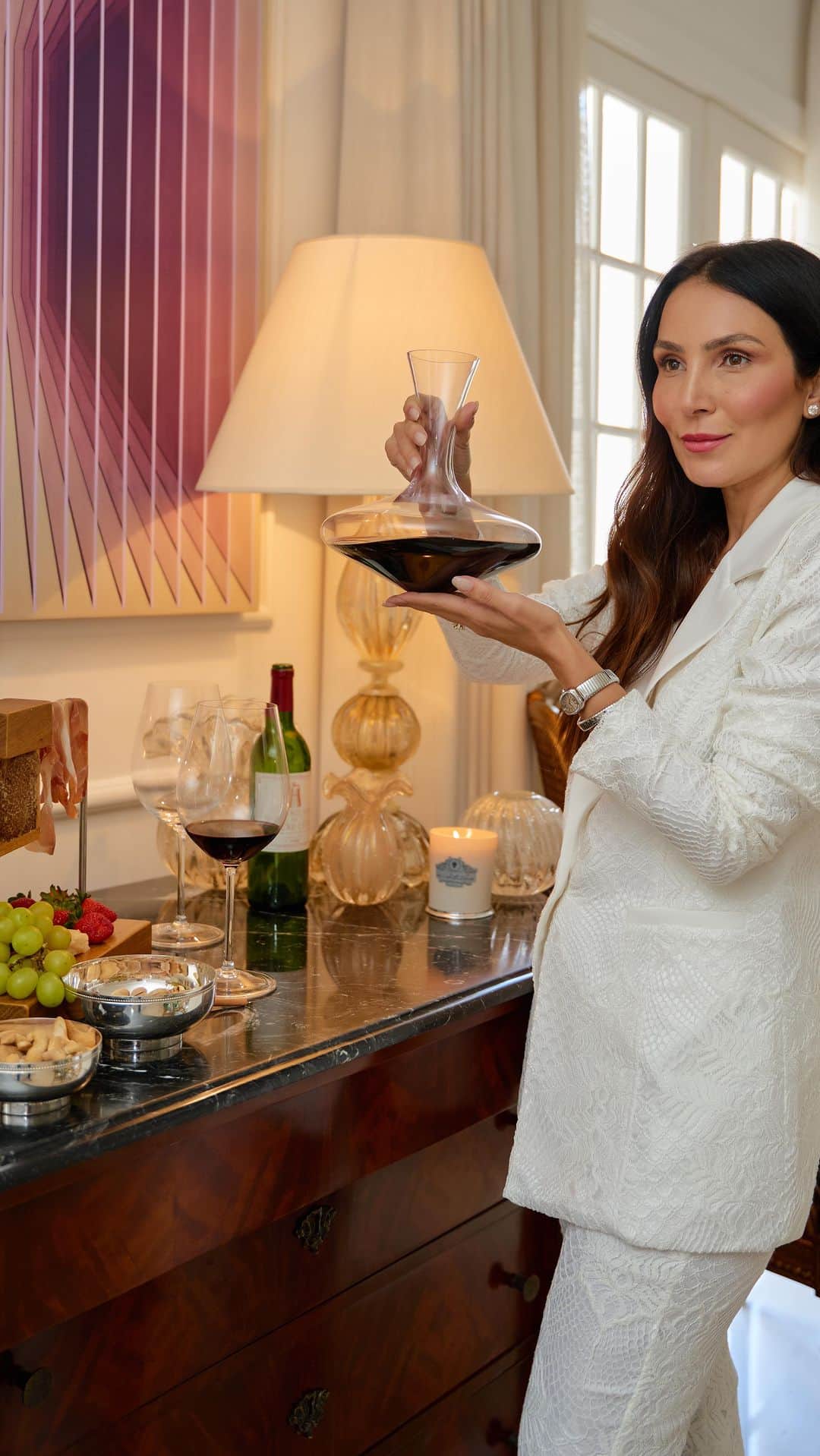 Lalá Noletoのインスタグラム：「Hoje é dia de receber alguns amigos aqui em casa e quero mostrar por aqui como eu montei esse cantinho para colocar os aperitivos e vinhos.  Para tornar a experiência de degustação ainda mais especial escolhi taças e decanter da linha Sommelier da @straussoficial , as peças de cristal finíssimo e feito à mão fazem toda a diferença, aguçam sabores e aromas, trazendo a tona o melhor de cada bebida.  Além disso, usar o decanter é ótimo pois ajuda a oxigenar o vinho e decantar os sedimentos da bebida. Hoje escolhi o decanter 036 da Strauss, que tem esse design super contemporâneo que fica lindo em qualquer mesa também tem essa forma que ajuda no movimento e na oxigenação do vinho.」