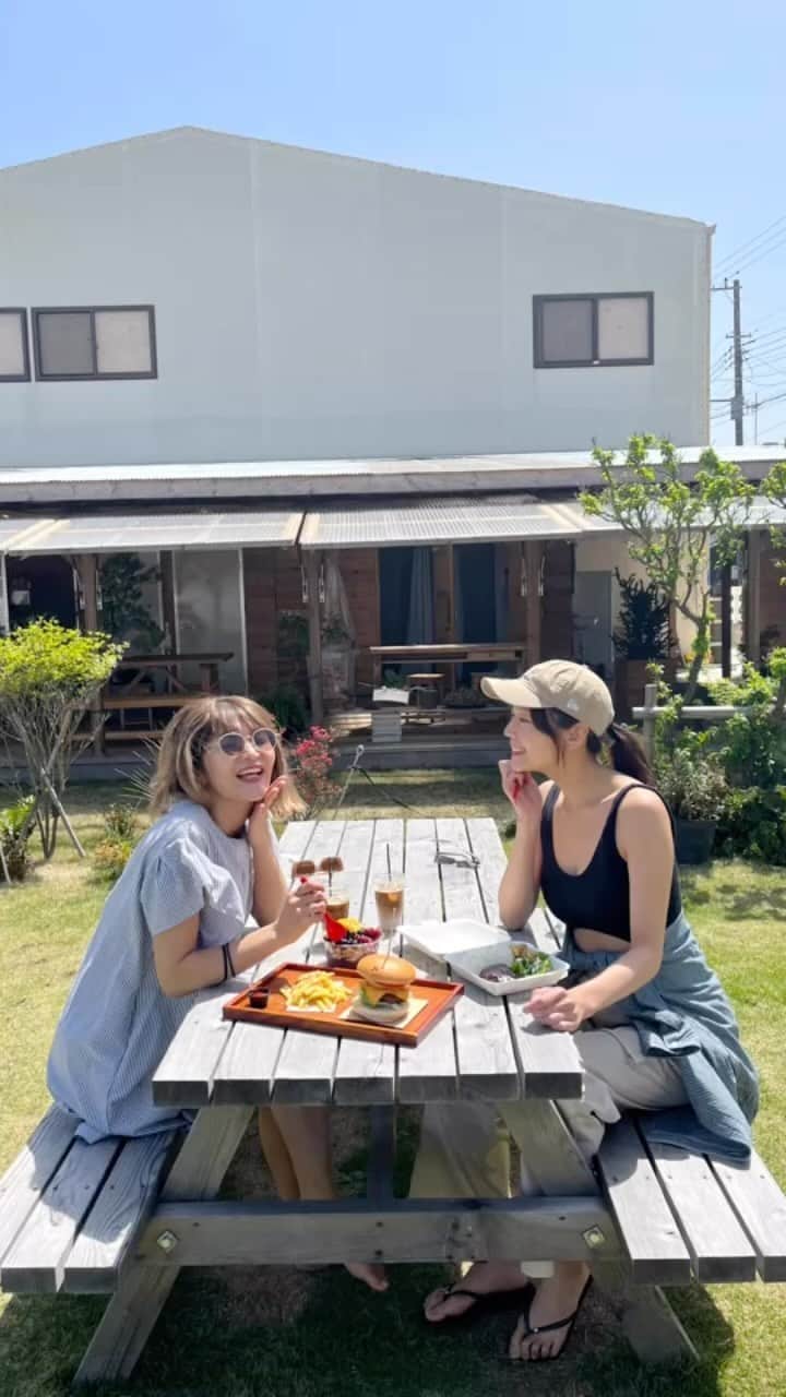 伊藤しほ乃のインスタグラム：「やぱここの 和牛バーグが美味しすぎる。 わざわざ食べに行く価値がありすぎるやつ🍔  🤍サーフスポット目の前🏄 🤍スケボーパーク付🛹 🤍ランチとコーヒー☕️が美味しすぎる  夏しかサーフィンしない私たちだけどもうそろそろ始まりますね😎🤍  #jfskateparktorami  #東浪見海岸  #一ノ宮海岸  #サーフィン#surfing」