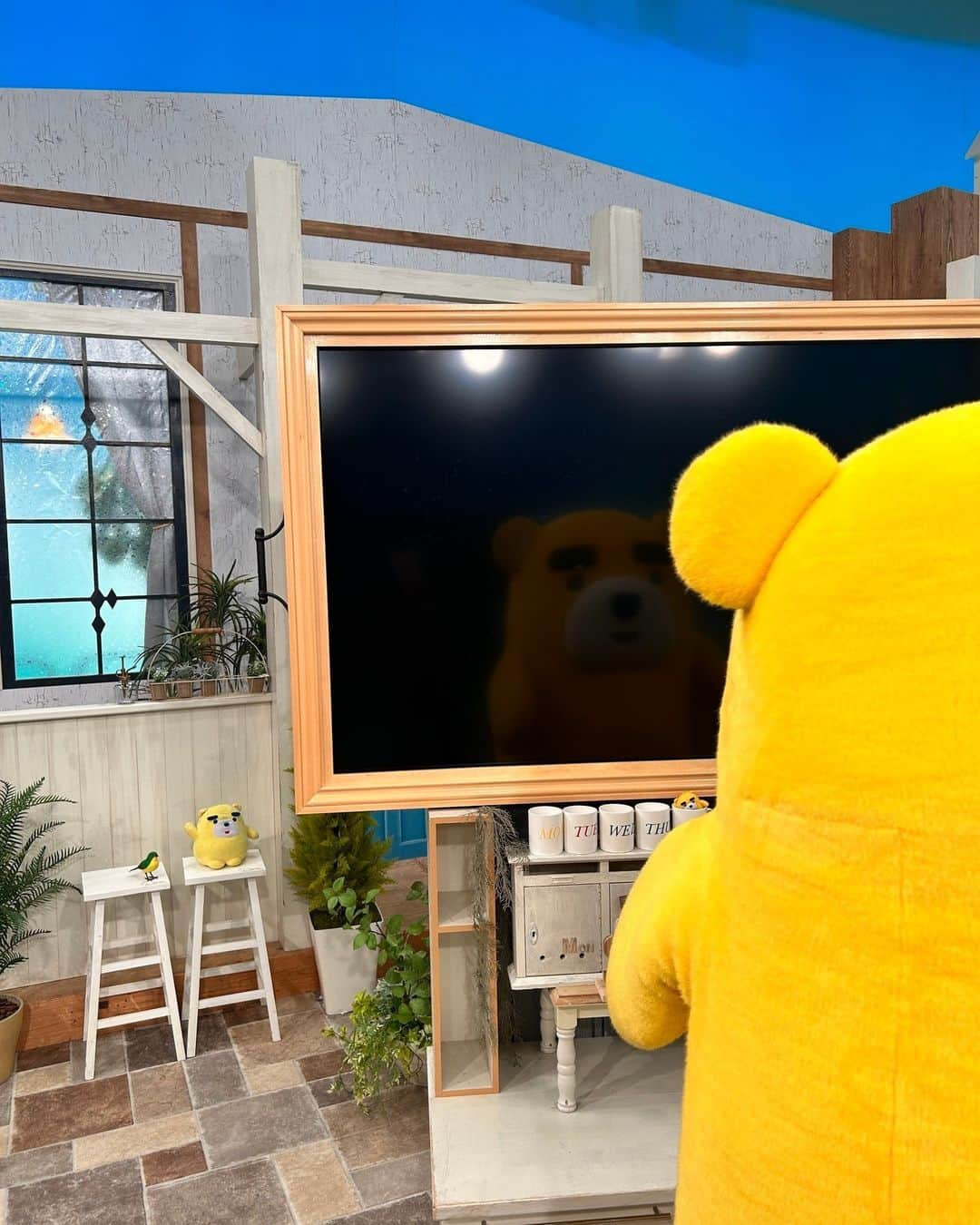 東海テレビ公式キャラクター「イッチー」のインスタグラム：「おはようございます！ 今日のイッチーもスイッチ！スタジオから😊  #初めて自分の姿を見たイッチー  #イッチー #icchy #nagoya #tokaitv #新入社員」