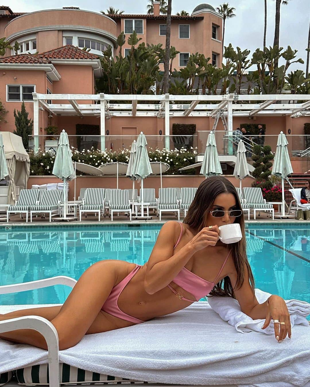 Camila Coelhoさんのインスタグラム写真 - (Camila CoelhoInstagram)「Poolside 🐙 before heading to the desert __ Manhã relax antes de ir pro deserto! (Bikini @camilacoelhocollection ) @revolve  •  #festival #swim」4月14日 8時02分 - camilacoelho