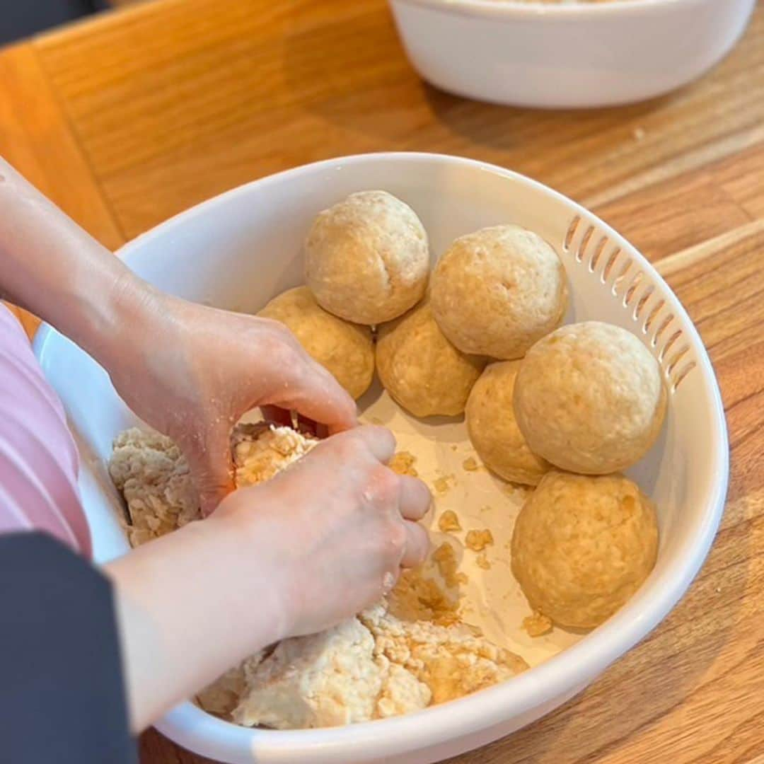 沢瀉美緒さんのインスタグラム写真 - (沢瀉美緒Instagram)「※ Homemade miso 🇯🇵 . 少し前になりますが@soyfood_meister で 味噌づくりをしてきました😌 . 生麹を丁寧にほぐして @saori_ikegami 達が丁寧に 仕込んでくれた大豆を潰して 塩と合わせてもみもみ💪 . 野球用のボールより一回りくらい小さく丸めて 保存袋に空気が入らないように詰めていきます🫘 . 終わった後にはとっても美味しいご飯が待っていました😌 . 約半年後、出来上がるのが楽しみです。 . . #味噌づくり #miso #homemademiso #生麹 #大豆 #soy」4月14日 8時03分 - mio_omodaka