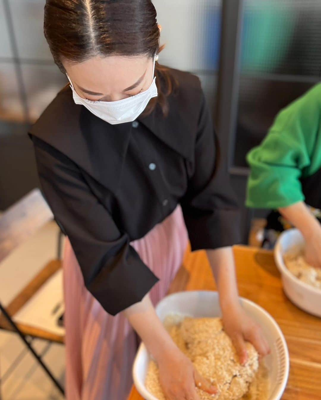 沢瀉美緒さんのインスタグラム写真 - (沢瀉美緒Instagram)「※ Homemade miso 🇯🇵 . 少し前になりますが@soyfood_meister で 味噌づくりをしてきました😌 . 生麹を丁寧にほぐして @saori_ikegami 達が丁寧に 仕込んでくれた大豆を潰して 塩と合わせてもみもみ💪 . 野球用のボールより一回りくらい小さく丸めて 保存袋に空気が入らないように詰めていきます🫘 . 終わった後にはとっても美味しいご飯が待っていました😌 . 約半年後、出来上がるのが楽しみです。 . . #味噌づくり #miso #homemademiso #生麹 #大豆 #soy」4月14日 8時03分 - mio_omodaka