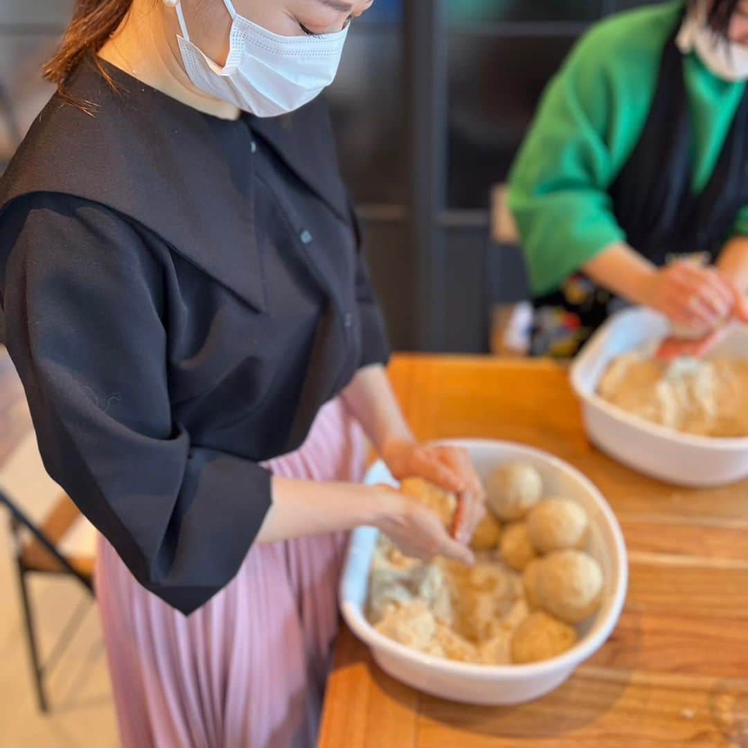 沢瀉美緒さんのインスタグラム写真 - (沢瀉美緒Instagram)「※ Homemade miso 🇯🇵 . 少し前になりますが@soyfood_meister で 味噌づくりをしてきました😌 . 生麹を丁寧にほぐして @saori_ikegami 達が丁寧に 仕込んでくれた大豆を潰して 塩と合わせてもみもみ💪 . 野球用のボールより一回りくらい小さく丸めて 保存袋に空気が入らないように詰めていきます🫘 . 終わった後にはとっても美味しいご飯が待っていました😌 . 約半年後、出来上がるのが楽しみです。 . . #味噌づくり #miso #homemademiso #生麹 #大豆 #soy」4月14日 8時03分 - mio_omodaka