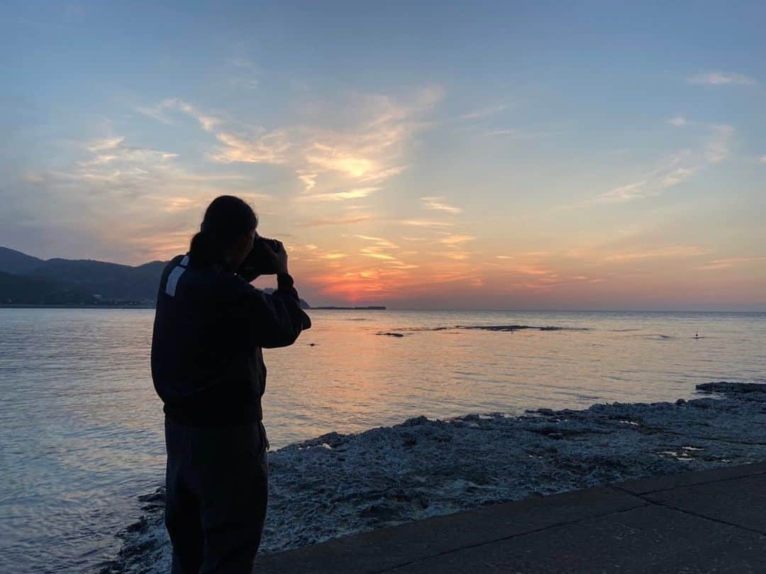 大島央照さんのインスタグラム写真 - (大島央照Instagram)「おはようございます！😊  この写真は、先日京都丹後に行ったときの写真。忙しい毎日が続くと、自然ある景色にいつも癒されますー！  ‥ところで、昨夜はゲキカラドウ2放送、昨年後半〜スチール全体の取りまとめと、私も写真を撮影させていただいた作品。準備ー撮影ー現像ー画像編集ー必要に応じてレタッチー納品〜月日を経てみなさんに公開されていく写真が出ると、出るごとに段々と開放されていくんです。あー、この日のためにやってきたんだと。作品も写真もご覧いただけることが続ける活力になるので、是非ご覧いただけると本当に嬉しく思います。  また、明日、23日は開催中のKIGINU @kiginu.official ×ACTUS @actus_press のpop-up での写真展示の会場にいきます！天王洲アイルSLOW HOUSE @slowhouse_tennozu におりますので、お時間ある方、ぜひ見にきてください✨期間限定で写真の販売もしています！お友達でこられる方はメッセージいただけると、ありがたいです🙏  それでは、長くなりましたが、どうぞよろしくお願いします！  素敵な金曜に！😊✨  #ゲキカラドウ #グルメ #kiginu #actus #映像 #写真 #丹後 #京都 #kyoto #海 #サンセット #suset #感謝 #ありがとう」4月14日 8時12分 - chiakioshima
