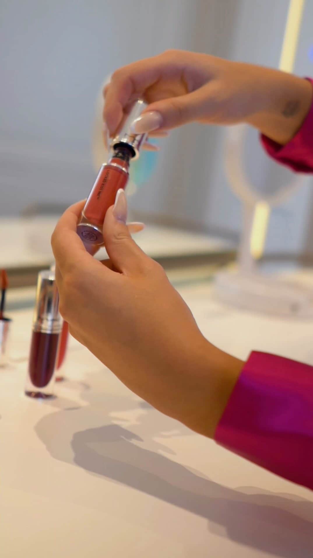 M·A·C Cosmetics BRのインスタグラム：「GRWM w/ @maccosmeticsbrasil  #maclockedkissink 💋  Hoje a @maccosmeticsbrasil lançou no Brasil o batom Locked Kiss Ink! É 100% à prova de transferência e dura 24 horas 🤩 Demais, né?   A minha cor escolhida foi a Mull It Over & Over  Aproveitem meu cupom no site da MAC: Locked-Lu para 15% off no site - exceto mini mac, viva glam, últimos lançamentos, sale.」