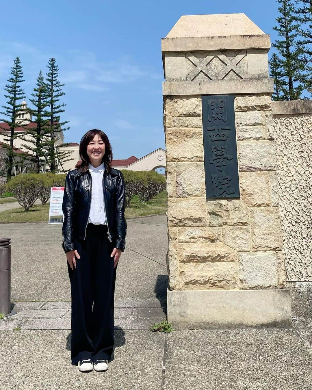 小西美穂さんのインスタグラム写真 - (小西美穂Instagram)「新学期 スターティン✨🌙🏫 教員2年目、精進します！ ⁡ 正門前で偶然出会った2人組の女子学生に 撮ってもらいました。 ⁡ 「先生、授業履修してました」 「先生、脚長に撮っておきました」 ⁡ ありがとう😭😭 ⁡ #関西学院大学 #総合政策学部 #神戸三田キャンパス #新学期 #楽しい #学び  #革ジャン」4月14日 8時16分 - mihokonishi69