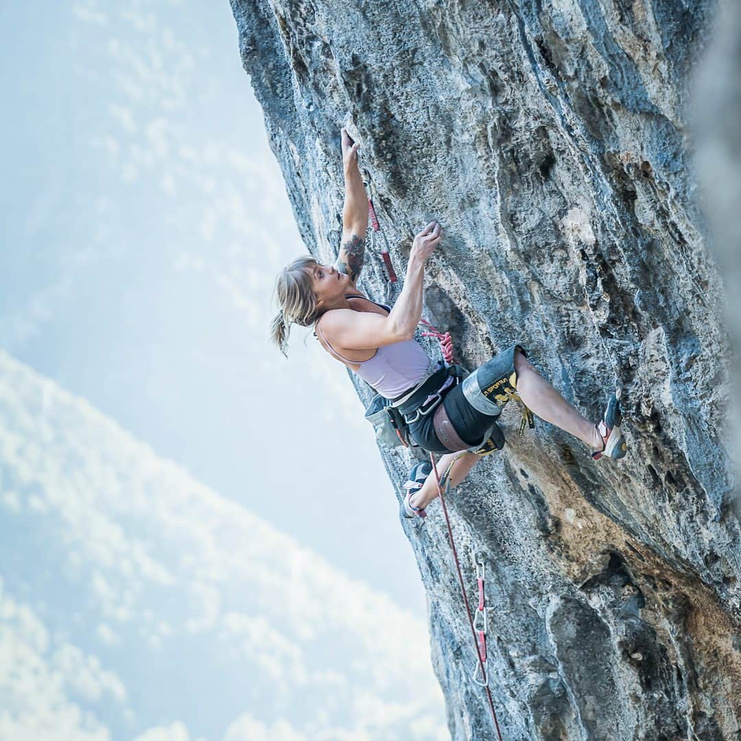 マウンテンハードウェアのインスタグラム：「Last week, MHW Team athlete Anna Liina Laitinen (@annaliinalaitinen) broke a personal record and achieved her dream of climbing 9a, a seminal grade that represents mastery, performance, and dedication. After seeing “Escalatamasters” in Oliana, Spain, last year, everything she's been climbing and training on since has been in preparation for this route.  Congrats, Anna!! We’re in awe of your tenacity to push yourself and try something you've never done before.  Photos: Jan Novak (@jan_novak_photography)」