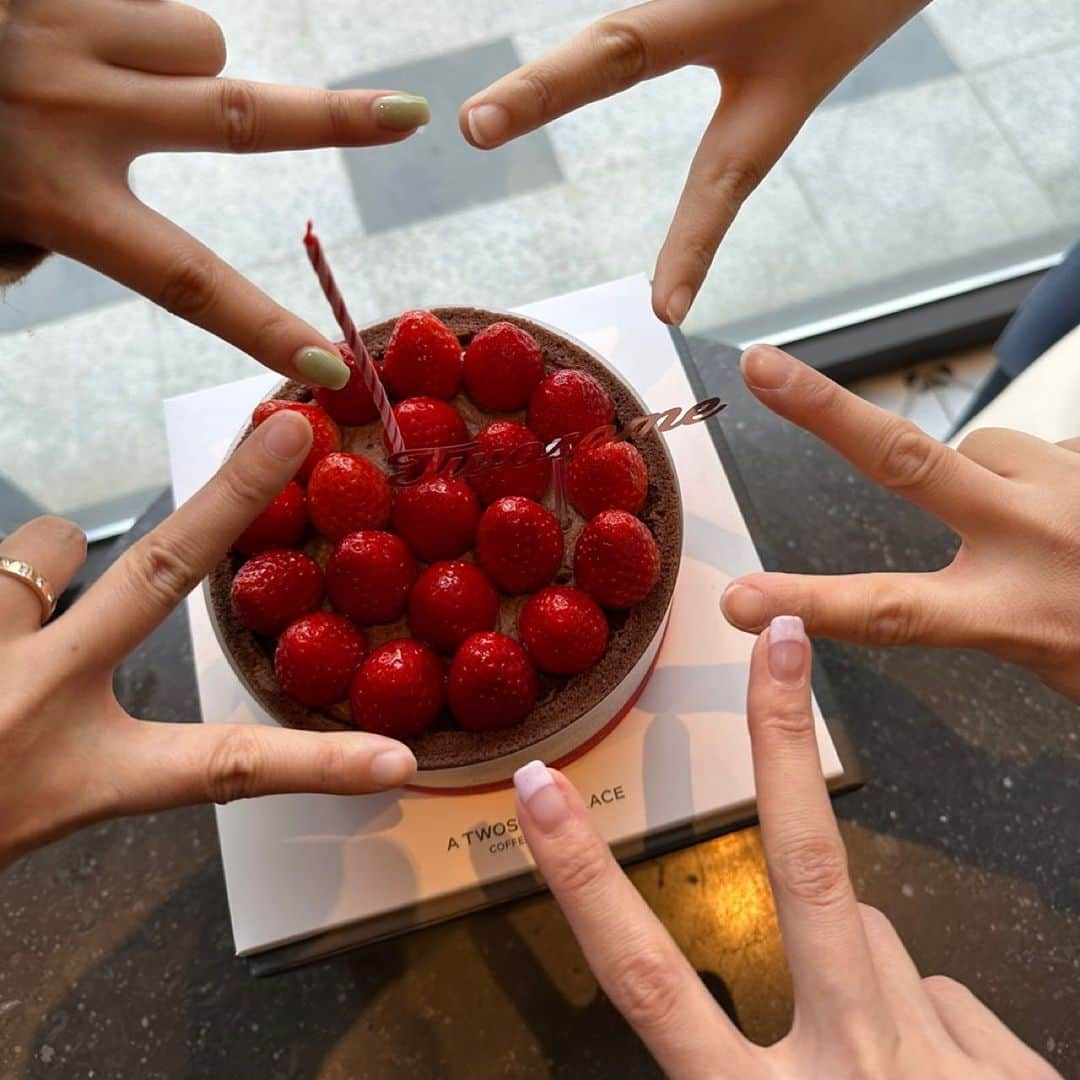 チョン・ユネ さんのインスタグラム写真 - (チョン・ユネ Instagram)「올해도 고마워요 💜🌈 이제는 옆에 없으면 더 이상할 멤버들 ...늘 고마워용 알라뷰 !! 생일 축하해주신 분들 감사합니다 !! 덕분에 행복한 하루 보낼게요🫶 #생일 은 참 좋은 것 🤔👑」4月14日 8時30分 - yoonhye.chung