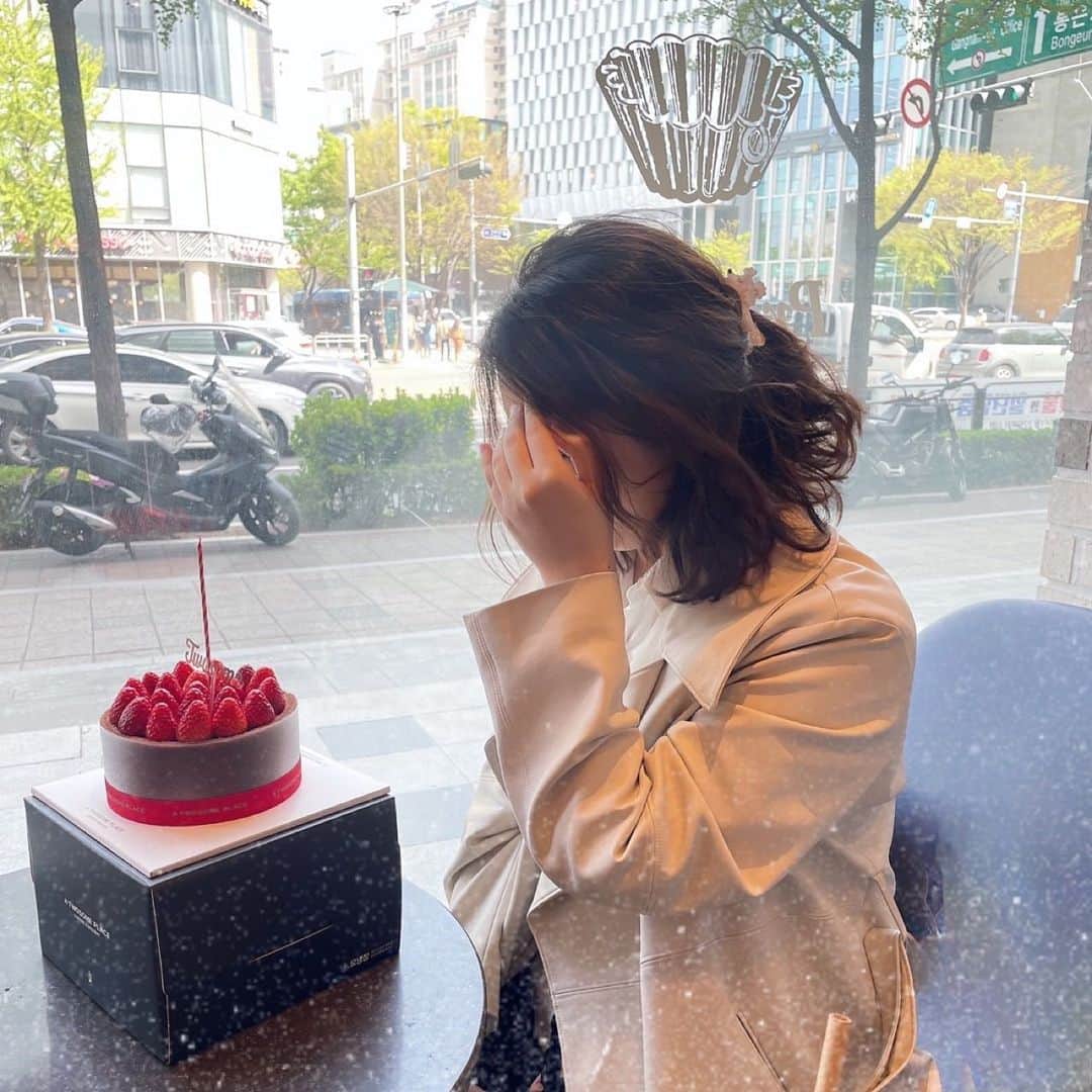チョン・ユネ のインスタグラム：「올해도 고마워요 💜🌈 이제는 옆에 없으면 더 이상할 멤버들 ...늘 고마워용 알라뷰 !! 생일 축하해주신 분들 감사합니다 !! 덕분에 행복한 하루 보낼게요🫶 #생일 은 참 좋은 것 🤔👑」