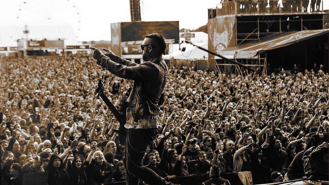 アヴェンジド・セヴンフォールドのインスタグラム：「Who got their tickets for one of our upcoming shows? Tag who you’re bringing in the comments… or someone who’s missing out 😈  Pt. 2 general on sale tomorrow. #LifeIsButADream...  📷: @rafacore」