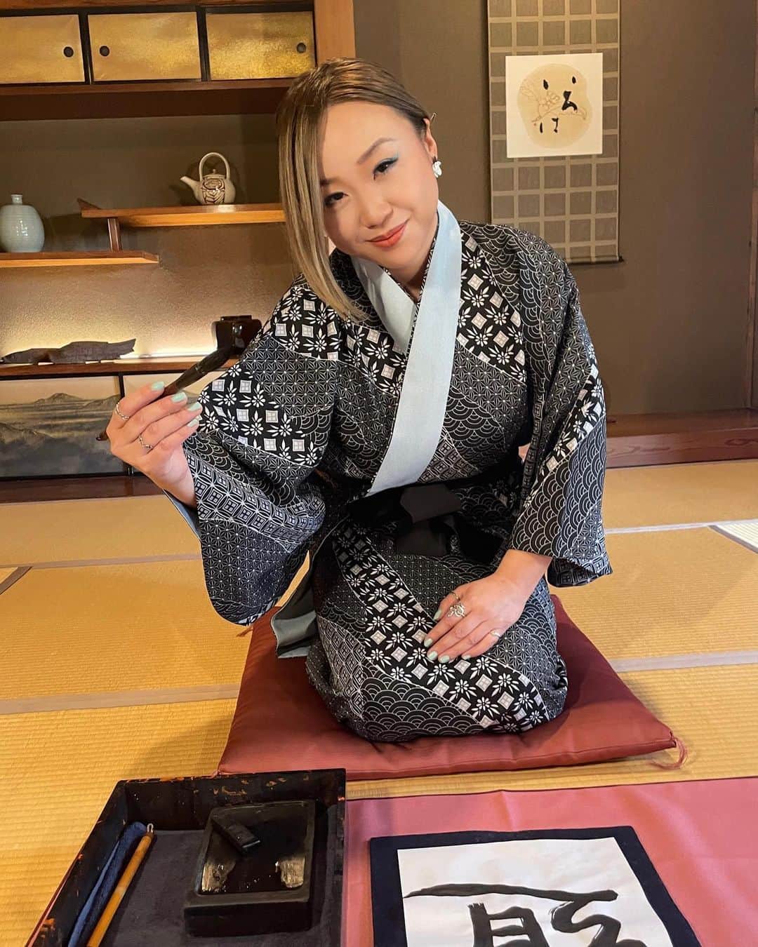 COMA-CHIのインスタグラム：「sing with writing Japanese calligraphy was so much fun and fresh!! “道” means “the way”+“the street”😎🔥🔥 “keep on”のMVで、書道をしながら歌うというシーンに挑戦したんですがこれがまた面白く。 この『道』という字はちゃんと自分が書いております。笑 小学校の時以来の本気で習字に取り組んだけど、アラフォーの新たな趣味として非常に良いかもしれないと思いました😂🫶」